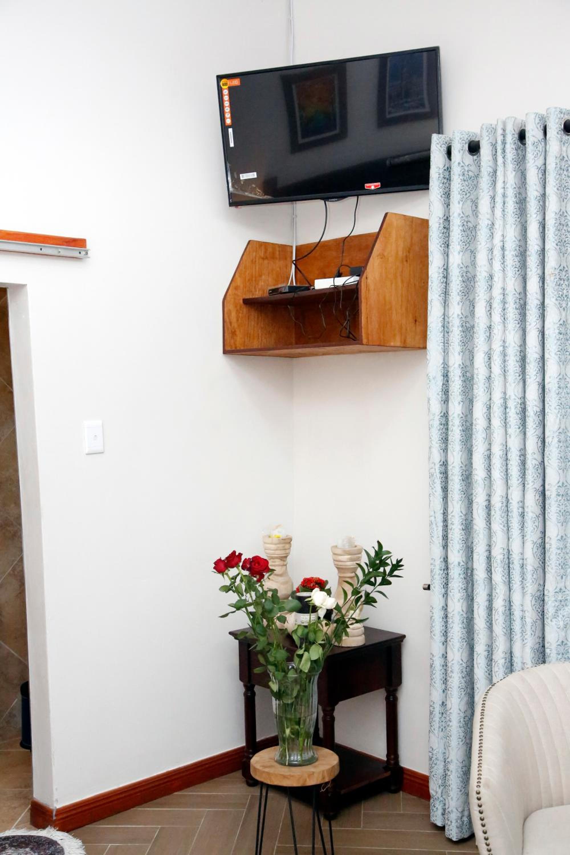 Deluxe Double Room with Bath - Photo 3