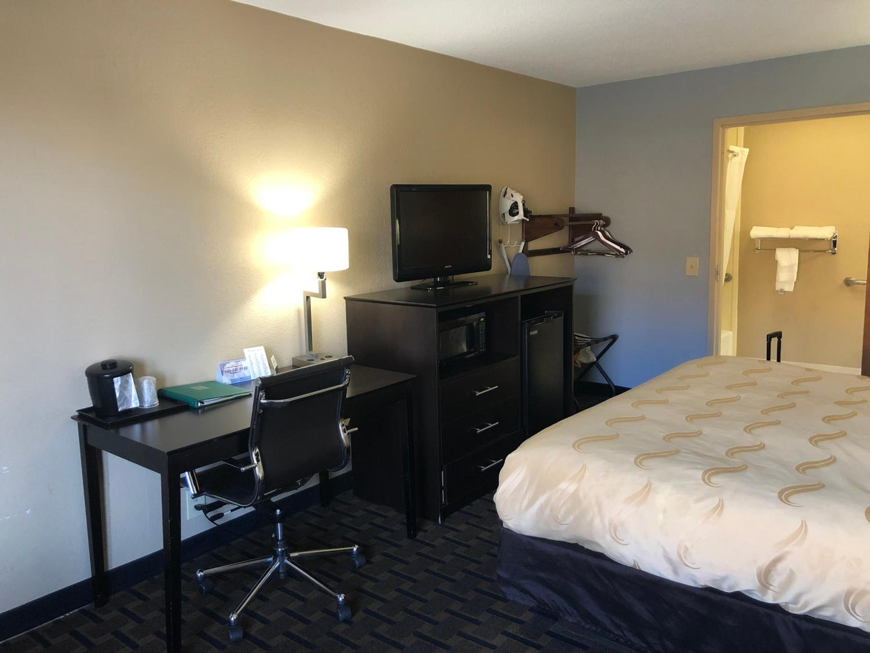 King Room - Accessible/Smoking - Photo 1