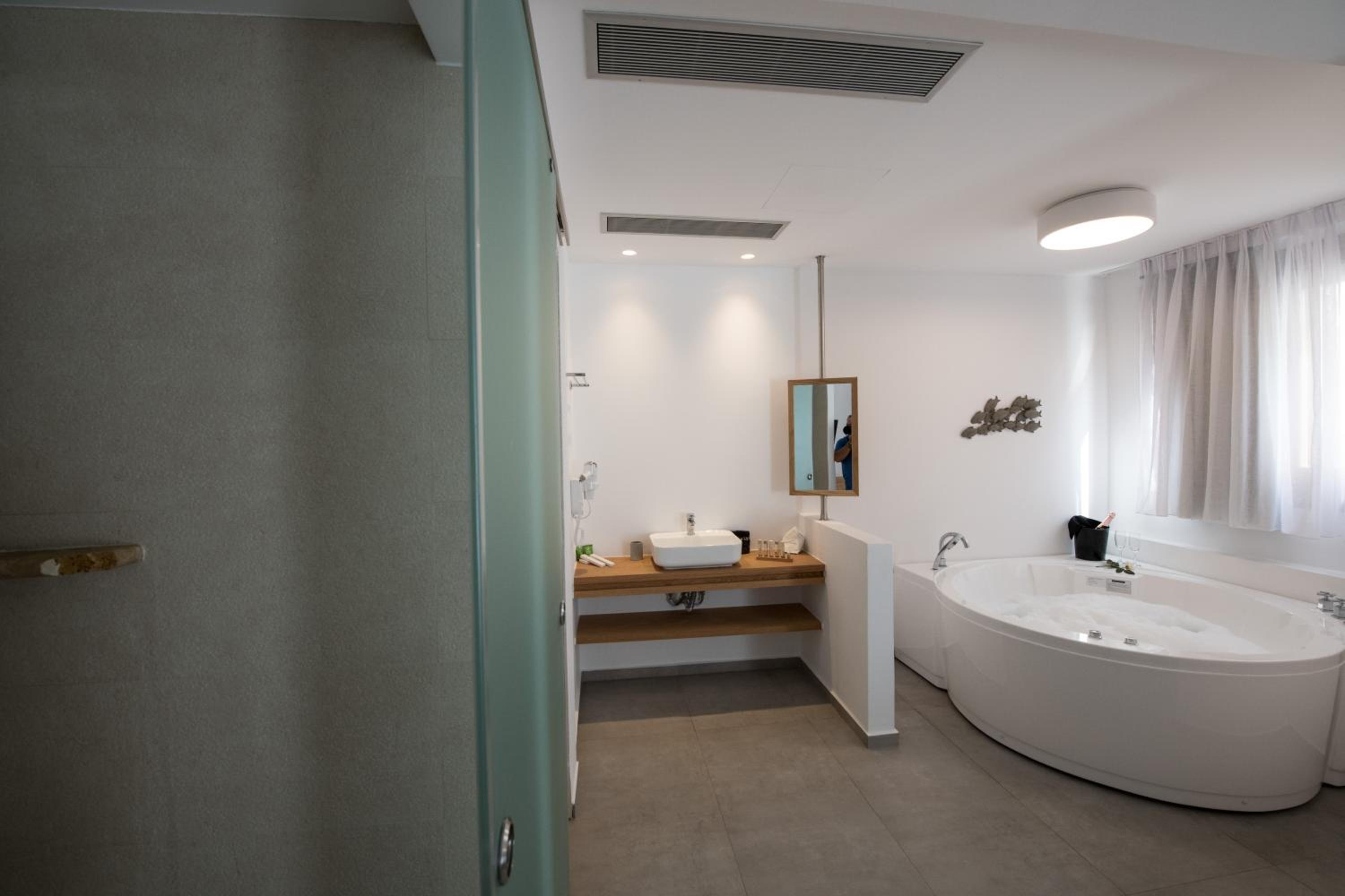 Honeymoon Suite Sea View with Indoor Jacuzzi photo 2