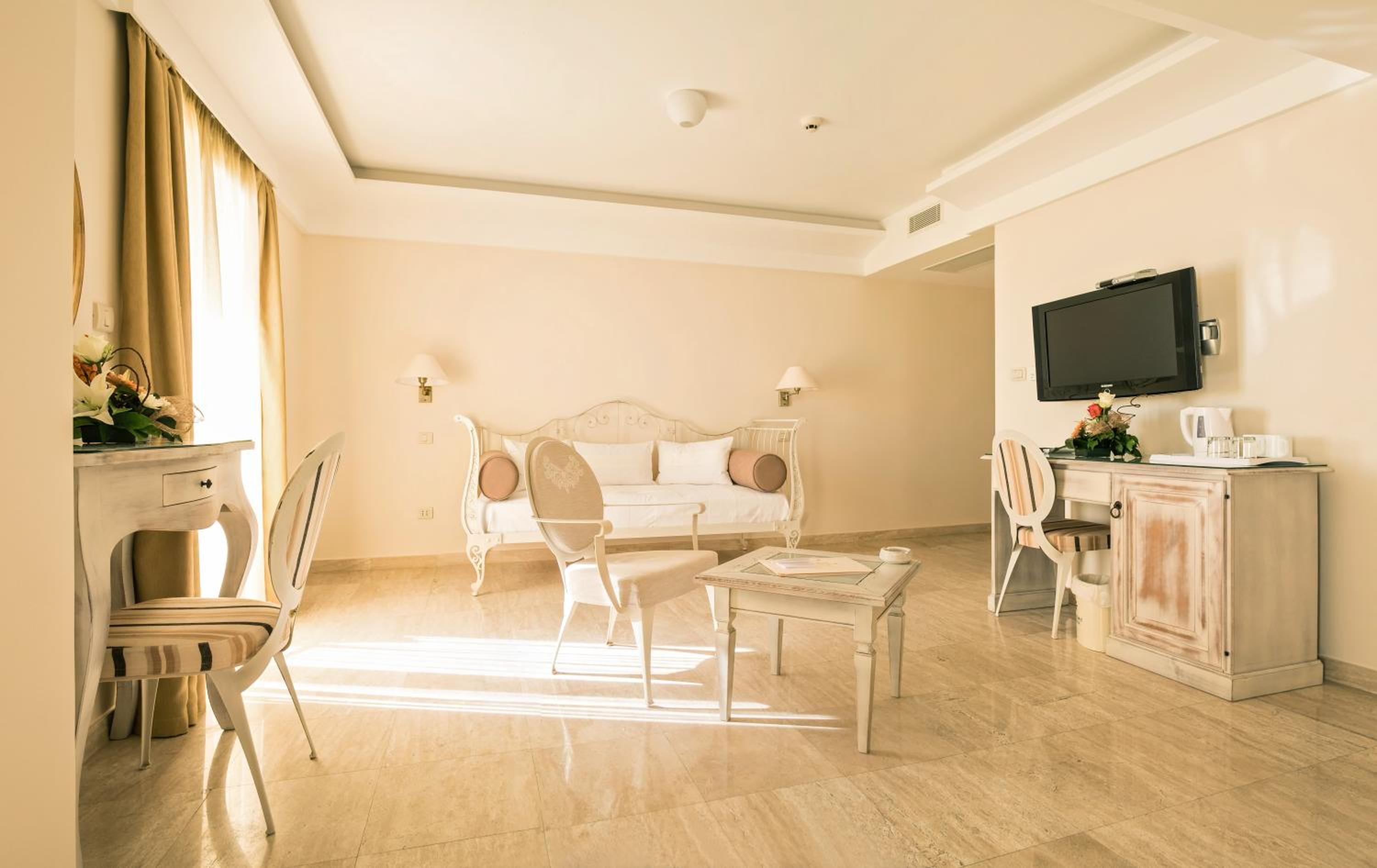 Deluxe Suite with Sea View photo 3