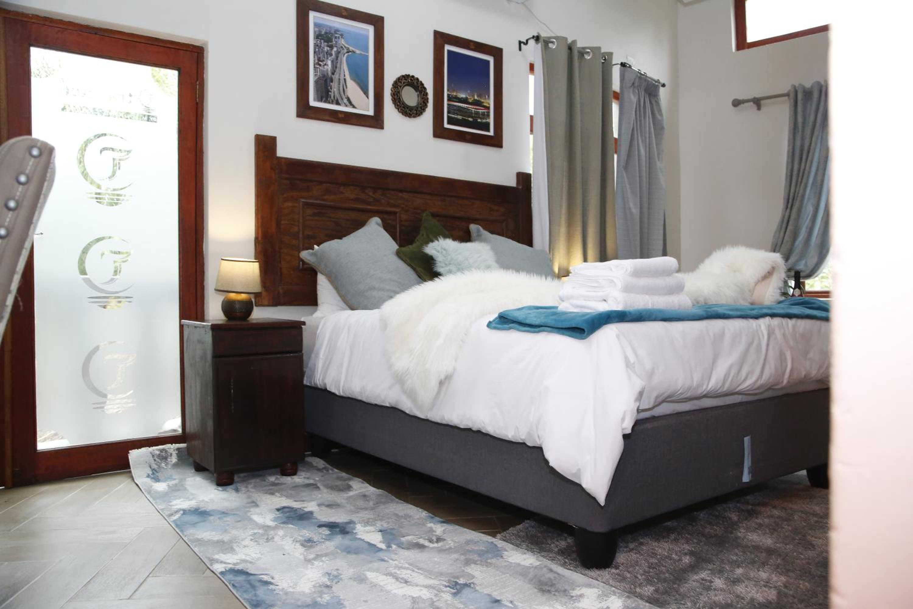 Deluxe Double Room with Bath - Photo 4