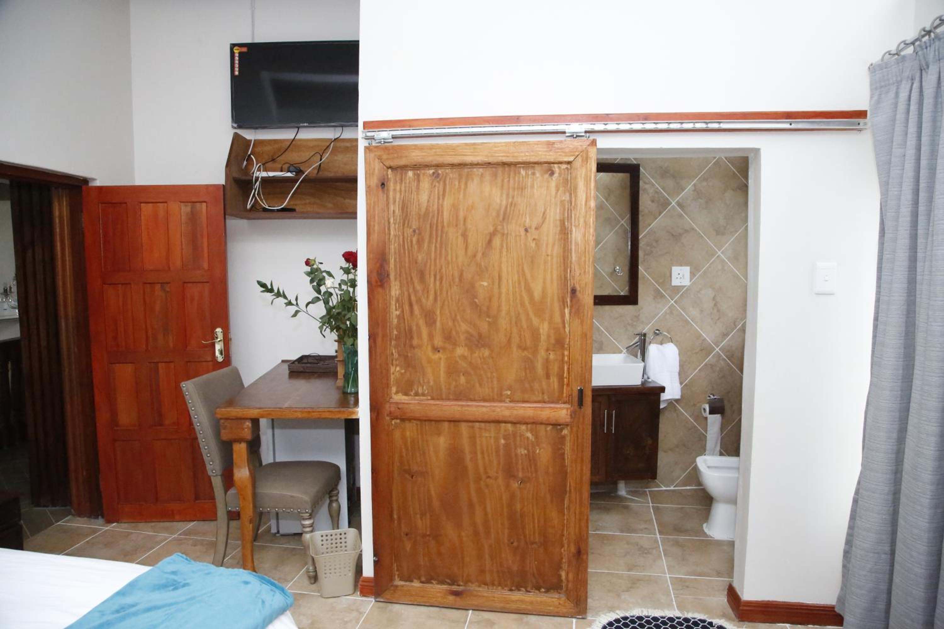 Deluxe Double Room with Bath - Photo 1