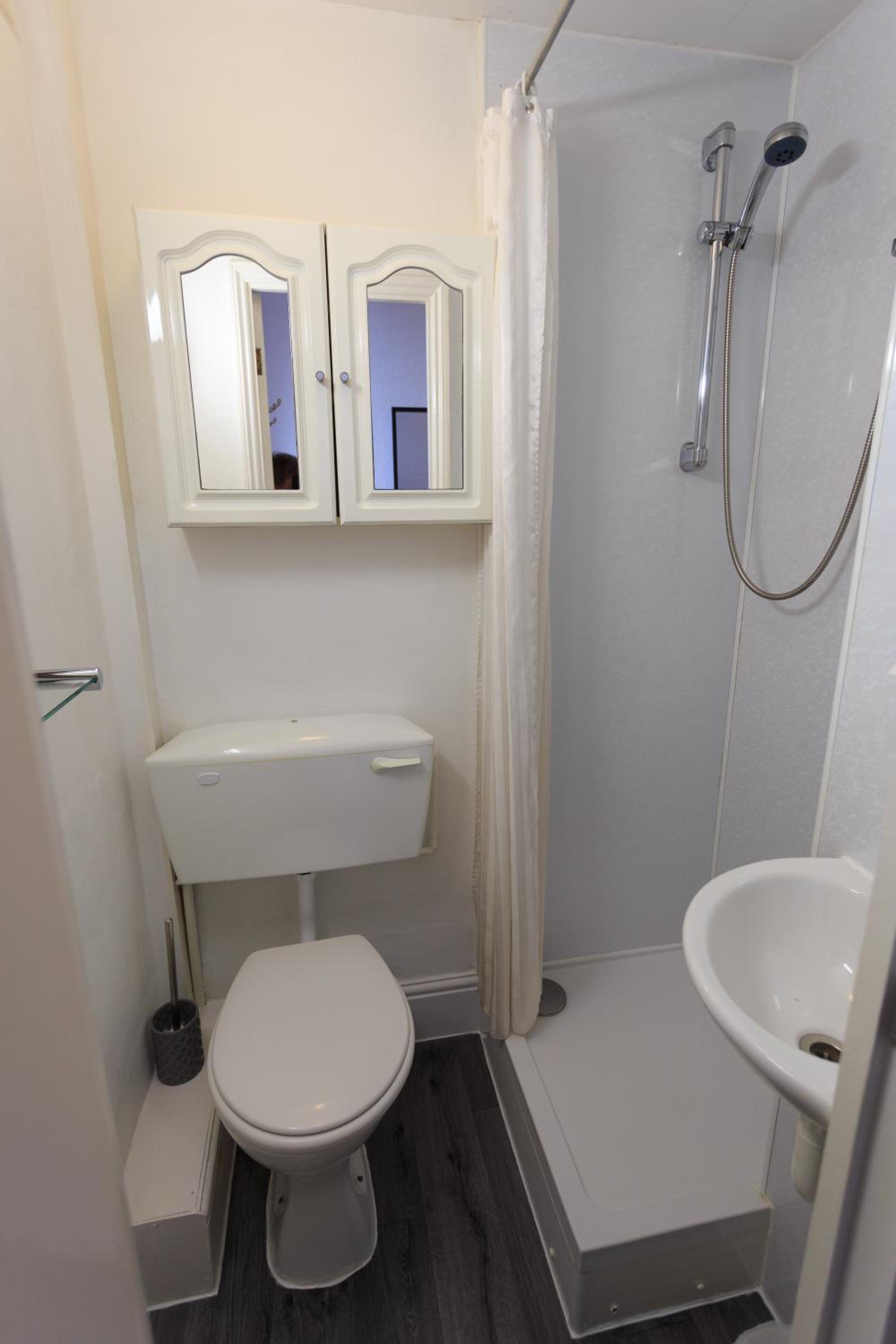 Single ensuite photo 3