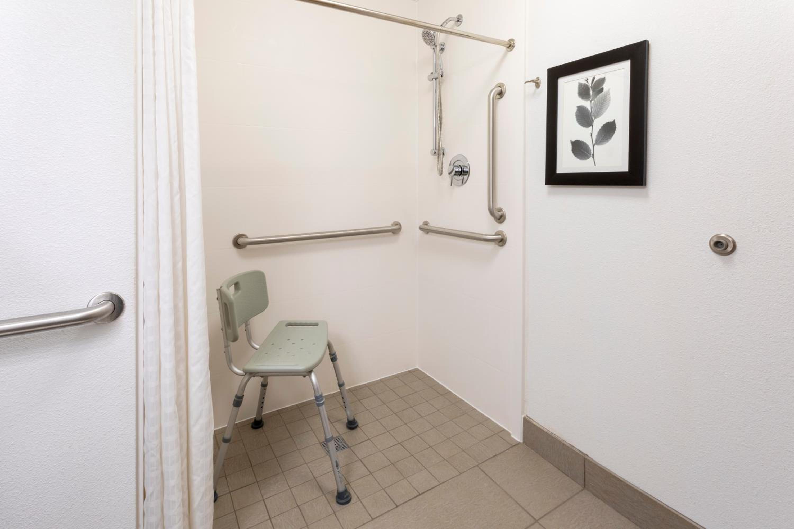 Queen Room with Two Queen Beds - Disability Access - Photo 2