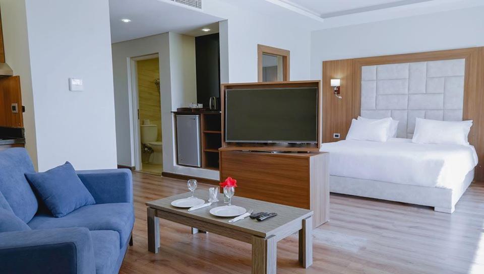 Deluxe King Room - Photo 2
