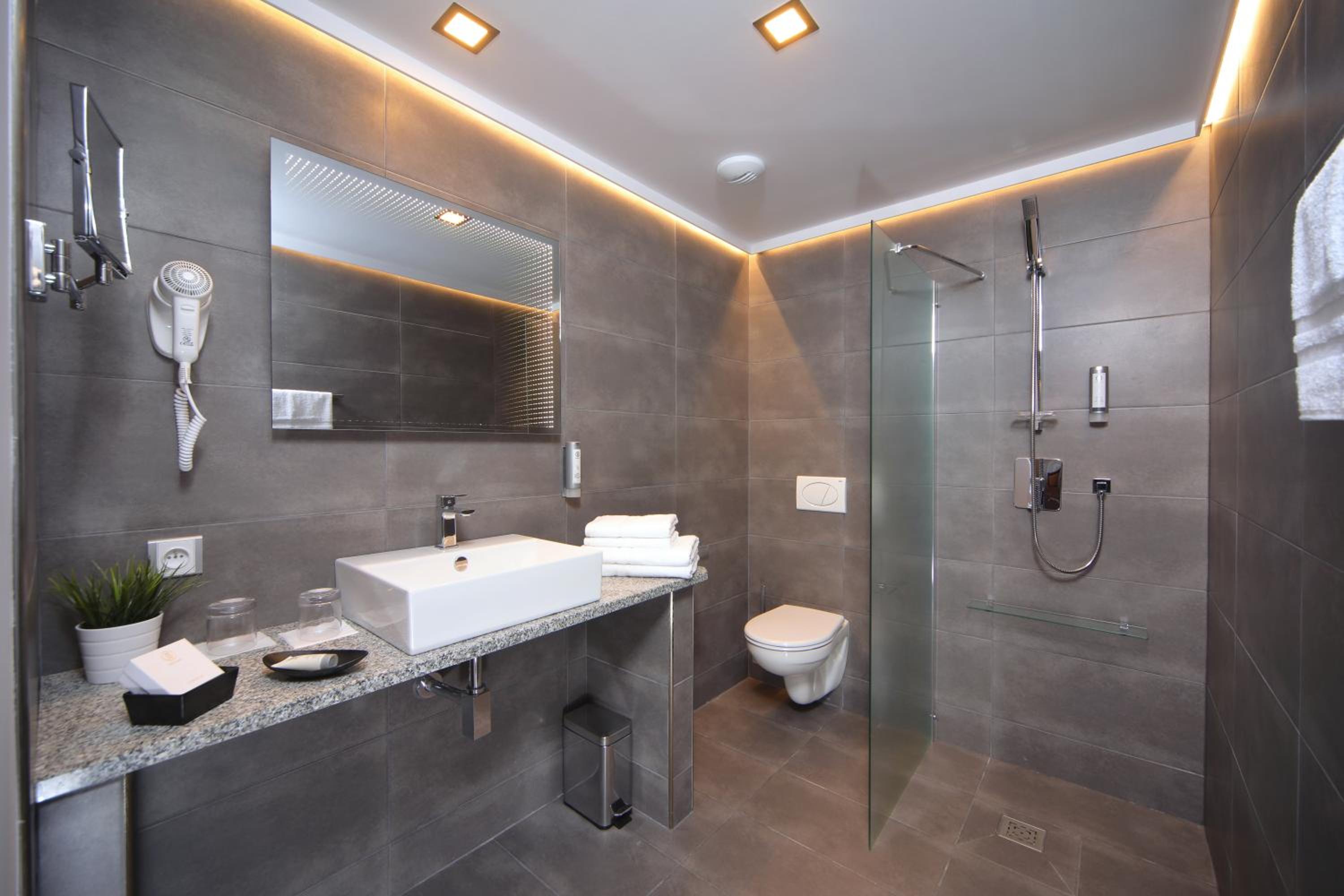 Standard Double or Twin Room - Photo 3