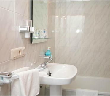 Double or Twin Room - Photo 4