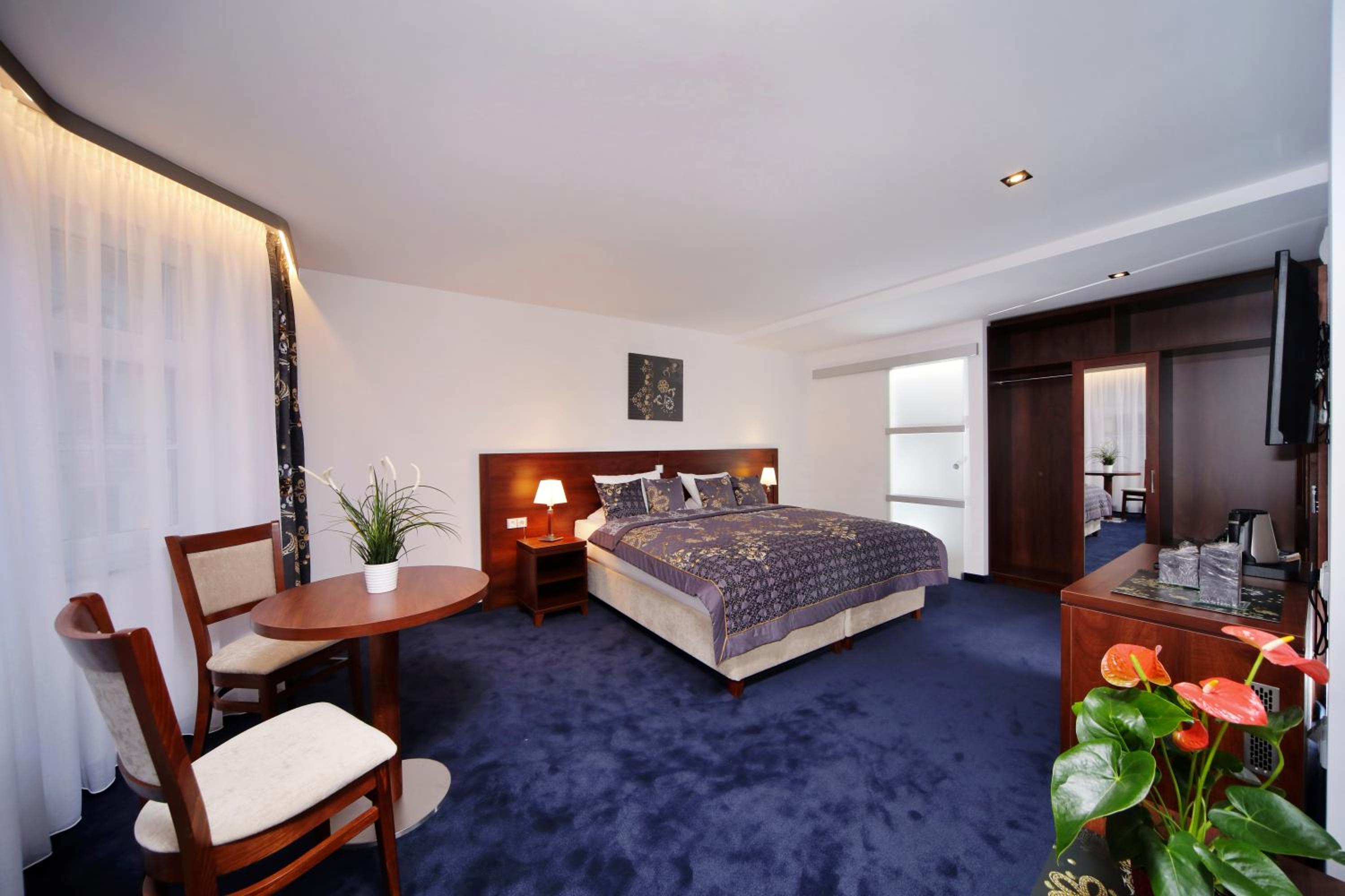Deluxe Double Room with Extra Bed - Photo 1