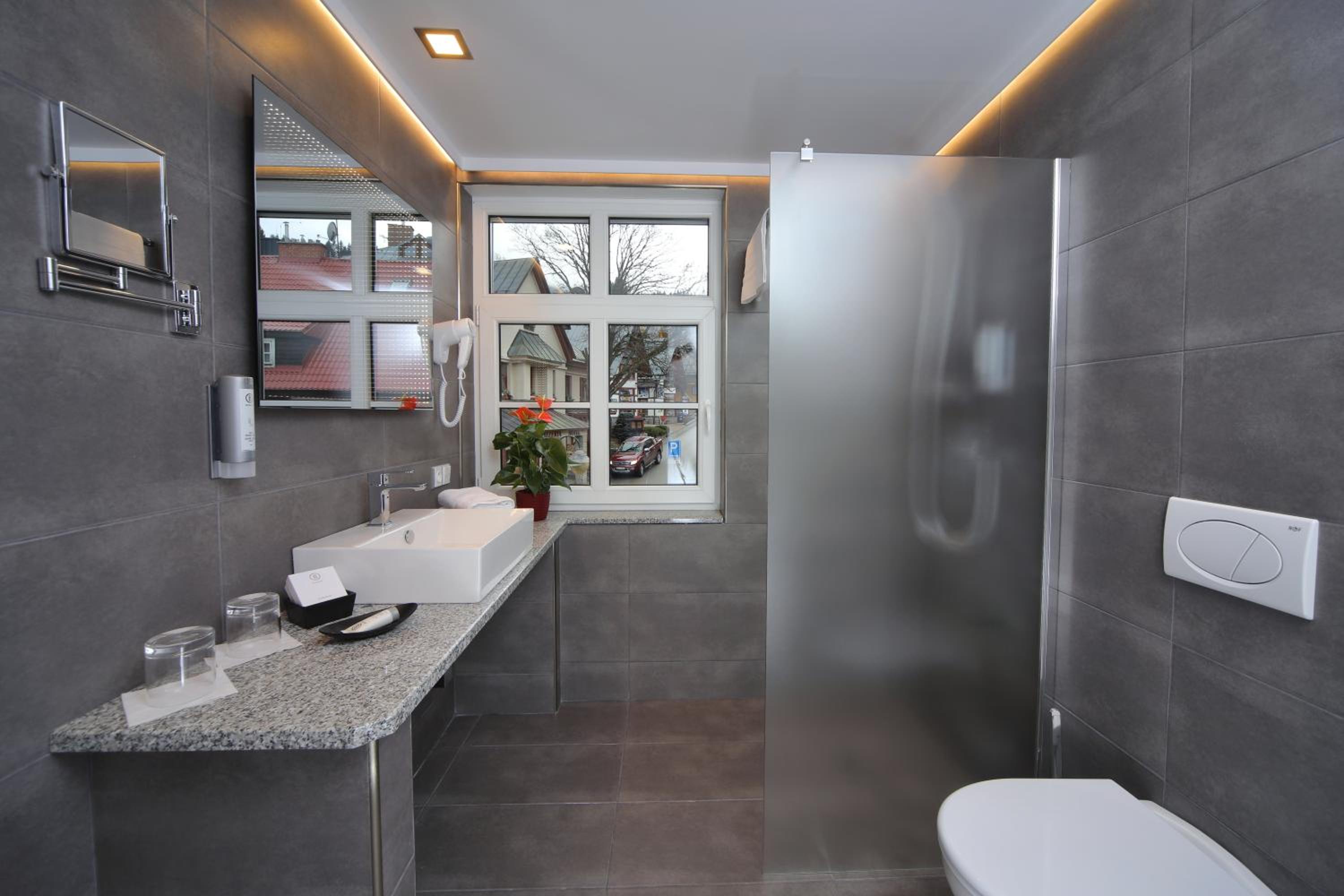Suite - Photo 3