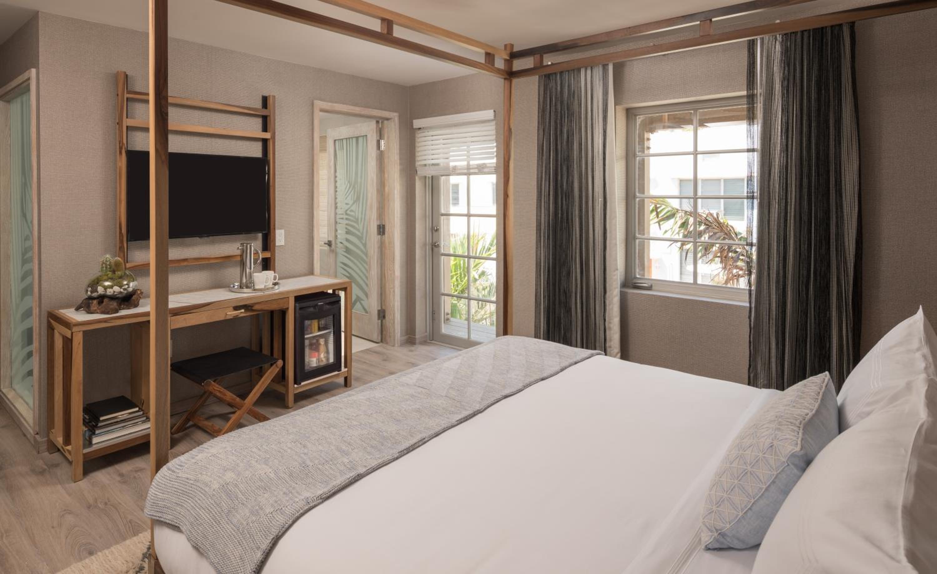 King Room with Balcony - Photo 7