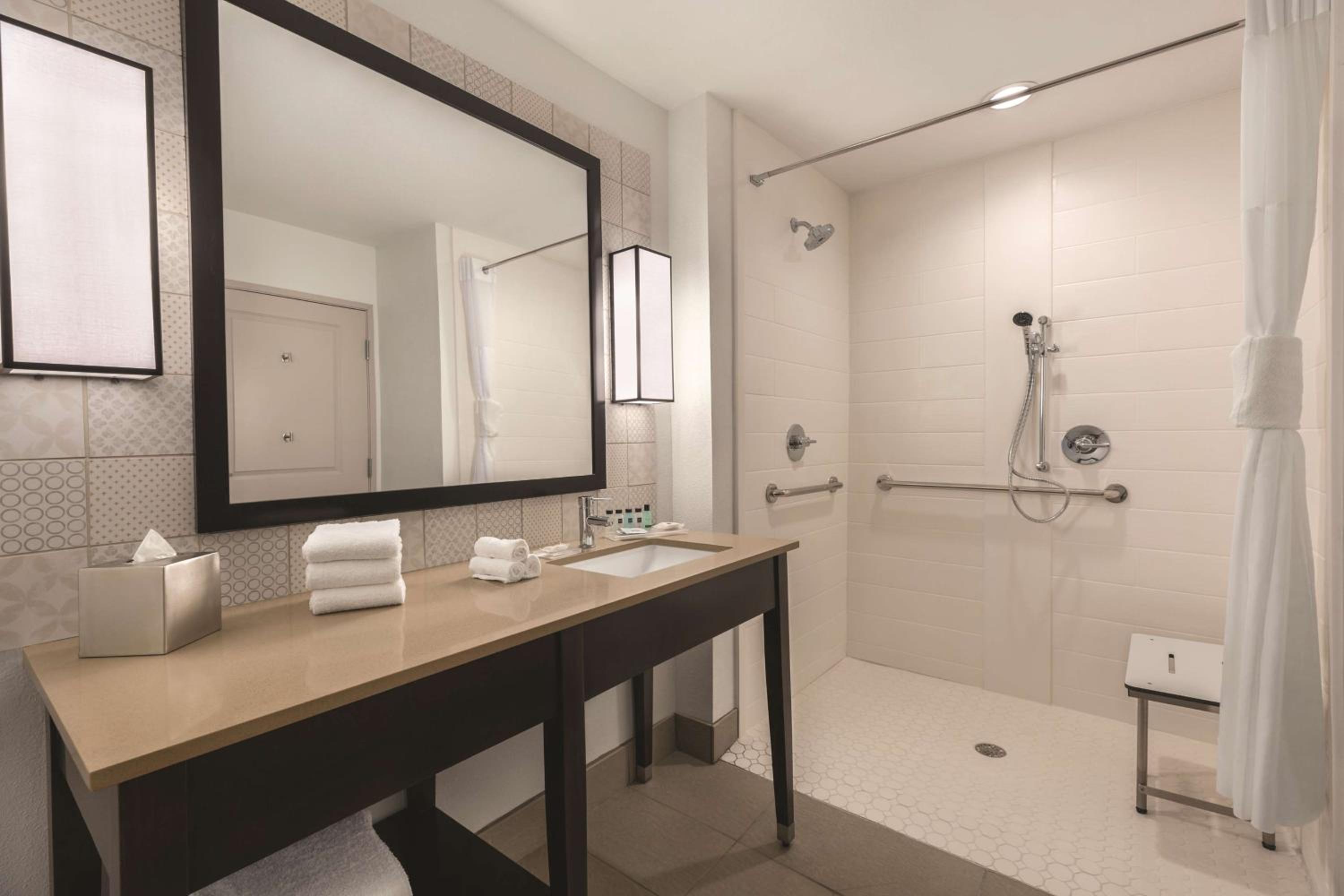 King Room with Accessible Roll-In Shower - Non-Smoking - Photo 2