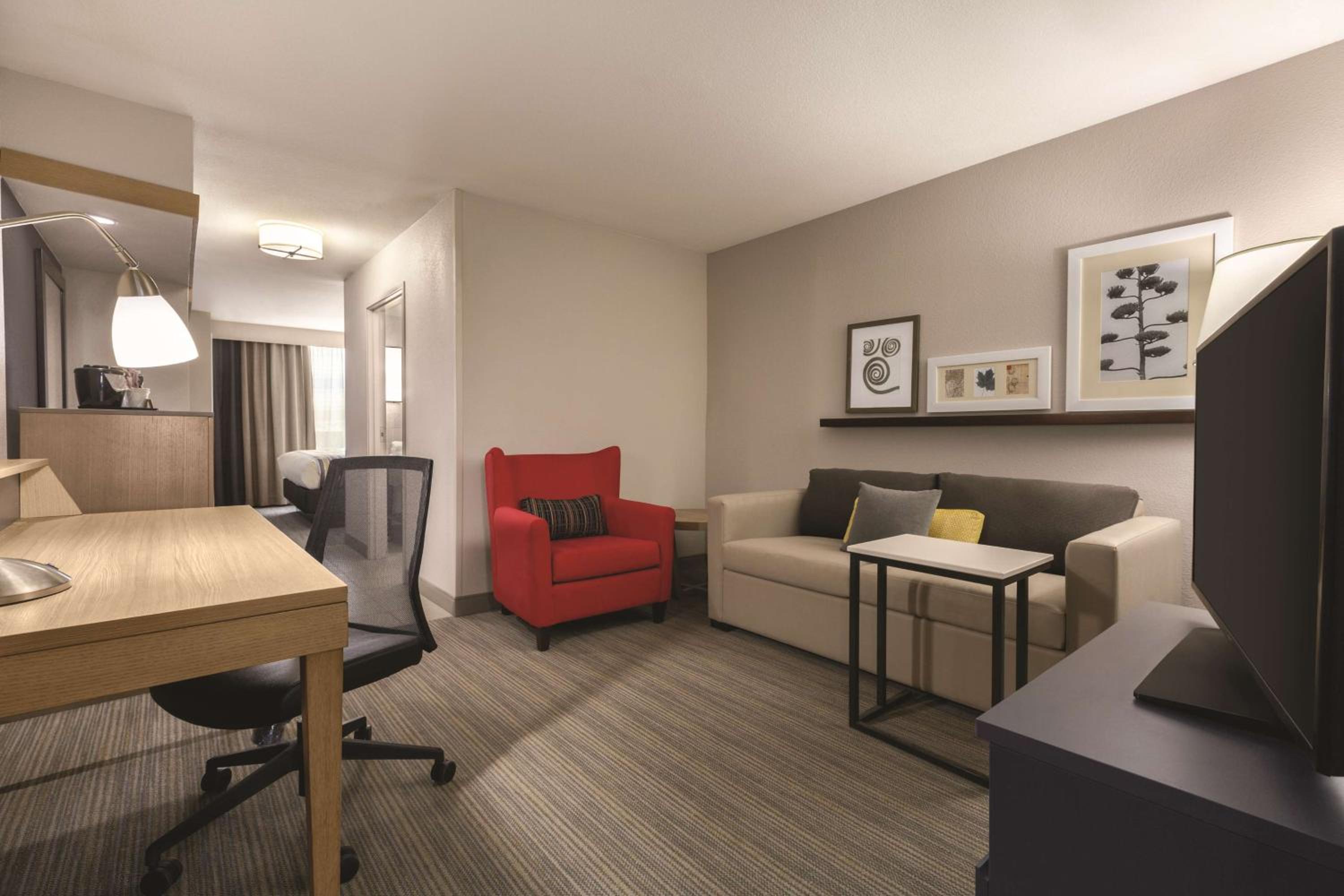 One-Bedroom King Suite with Sofa Bed - Non-Smoking - Photo 4