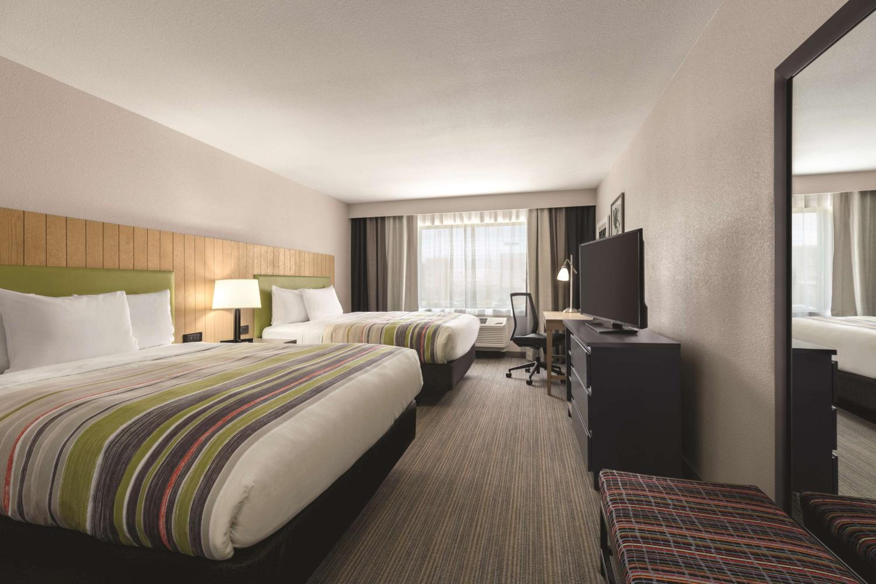 Queen Room with Two Queen Beds - Non-Smoking - Photo 3