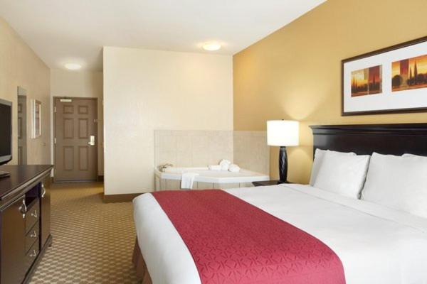 King Suite with Spa Bath - Photo 1