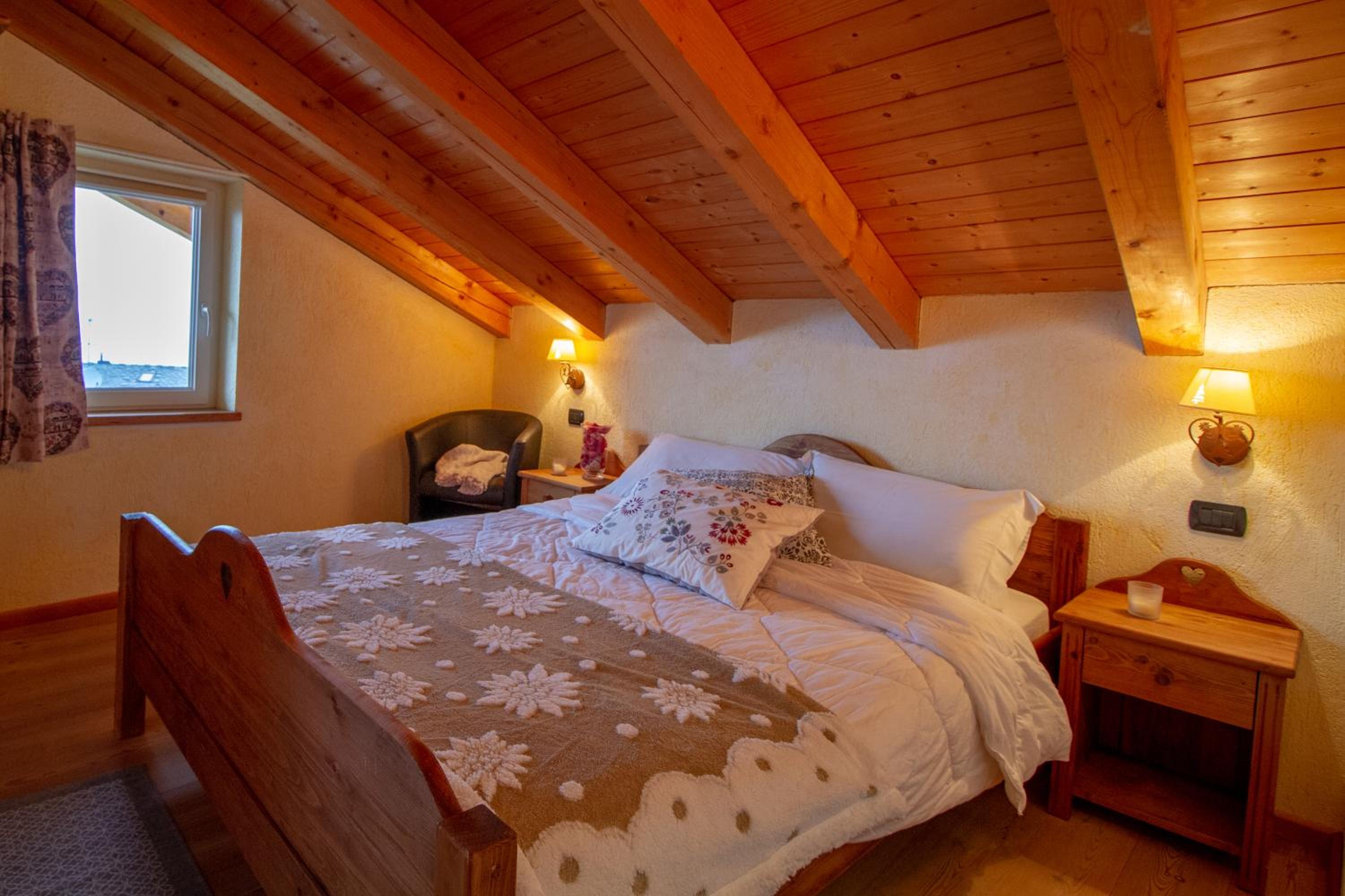 Deluxe Double Room (2 Adults + 1 Child) photo 3