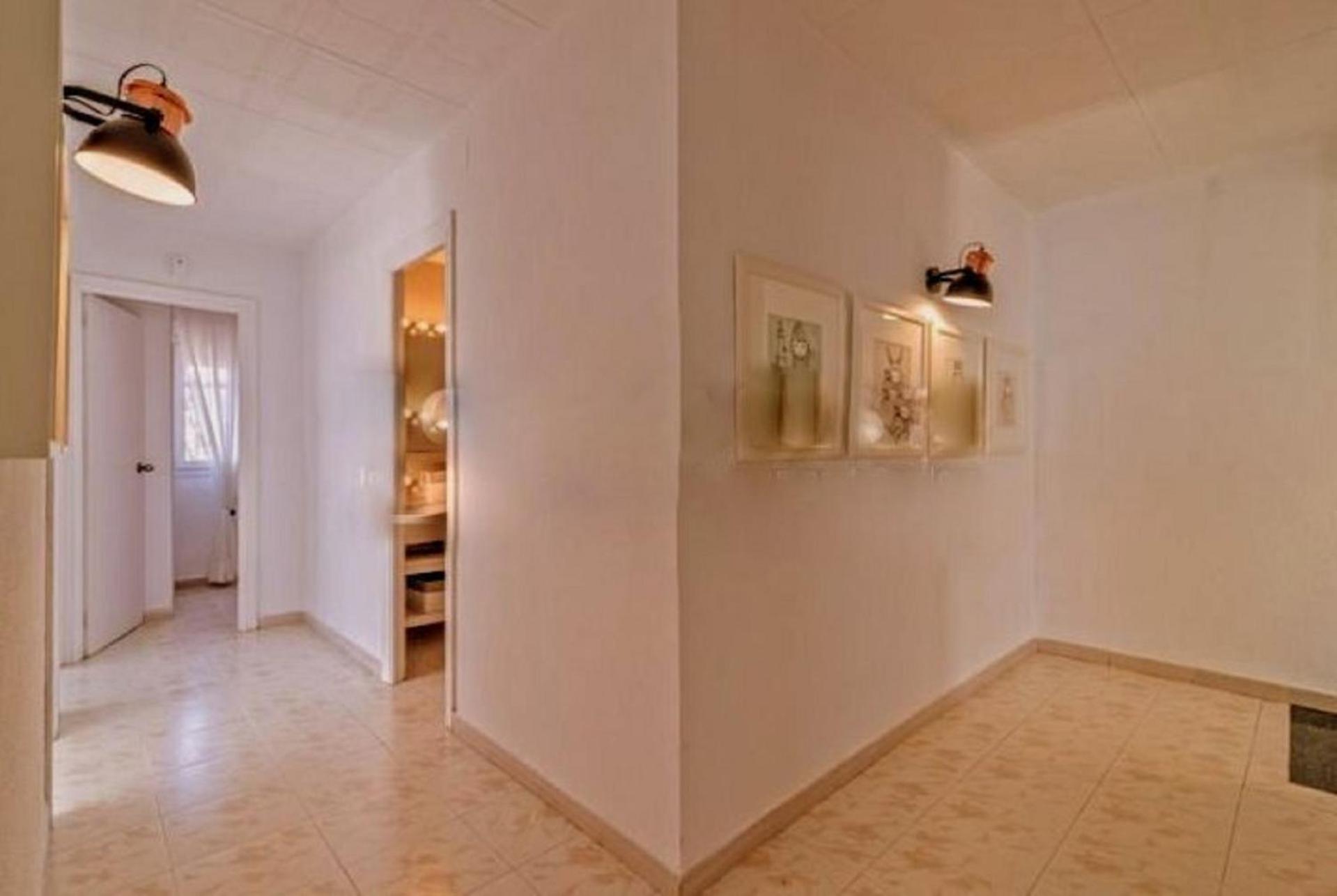 Five-Bedroom House photo 2
