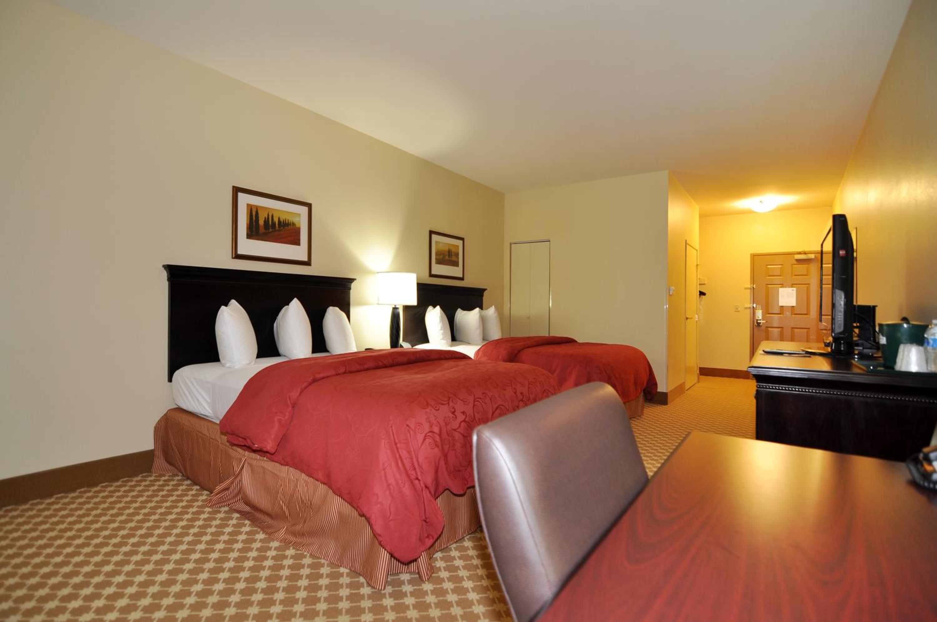 Queen Room with Two Queen Beds - Photo 3
