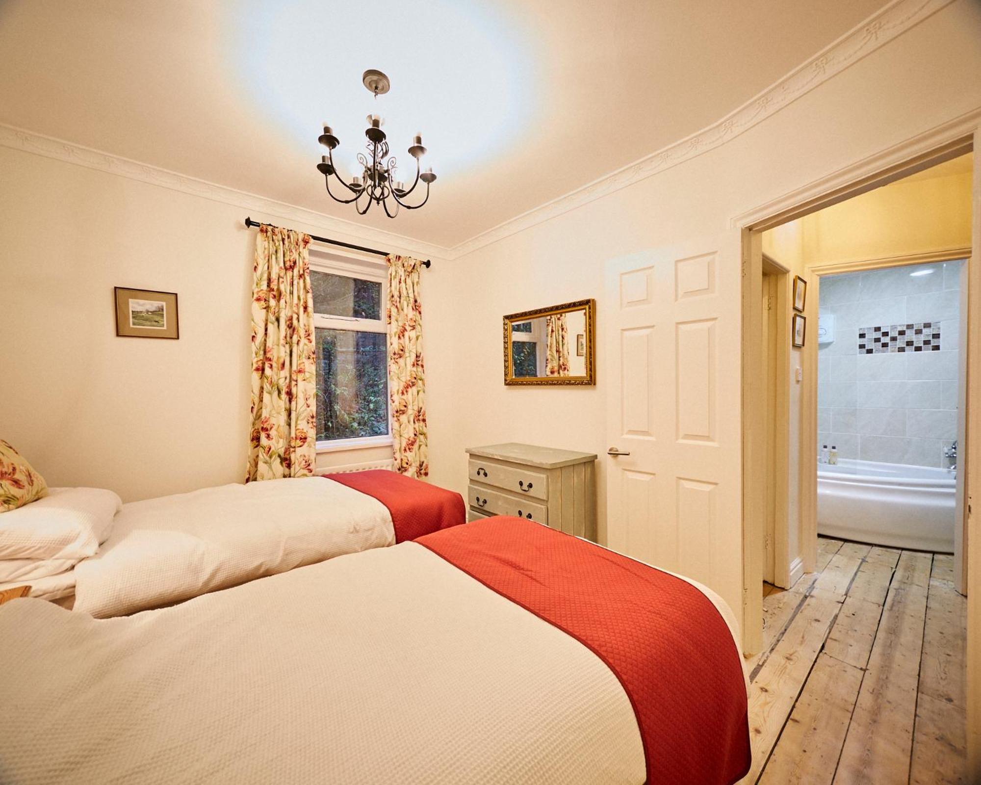 Three-Bedroom House photo 3