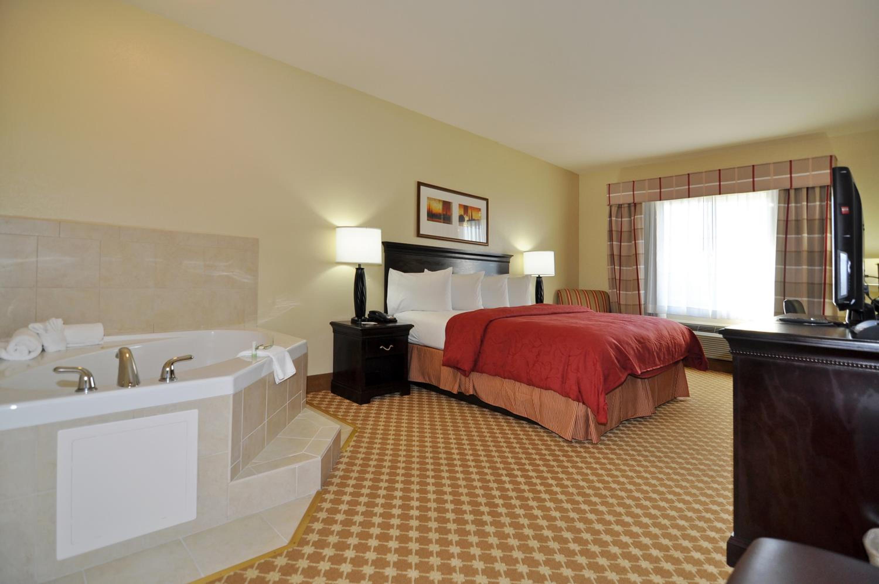 King Suite with Spa Bath - Photo 2