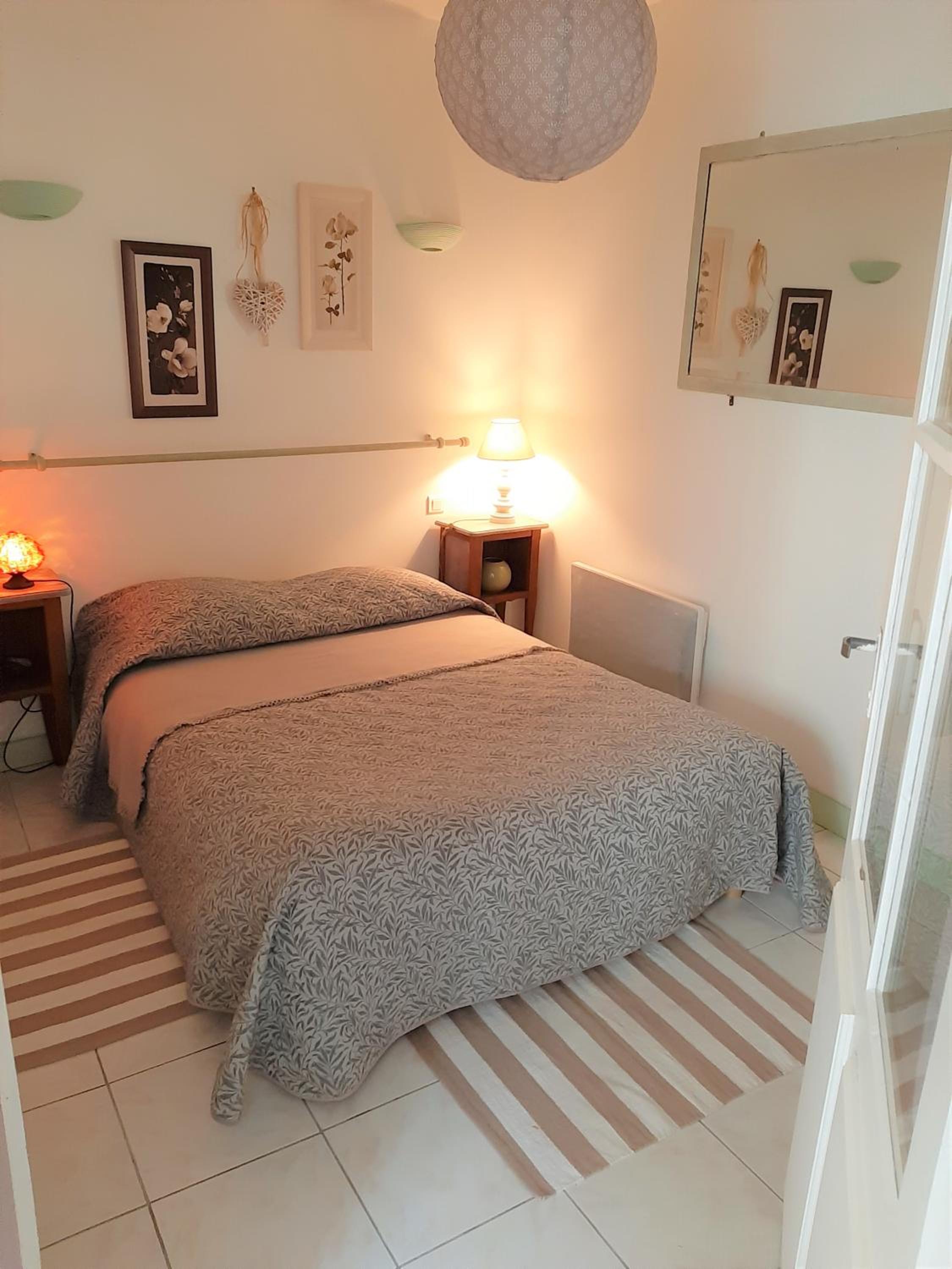 One-Bedroom Apartment - Photo 2