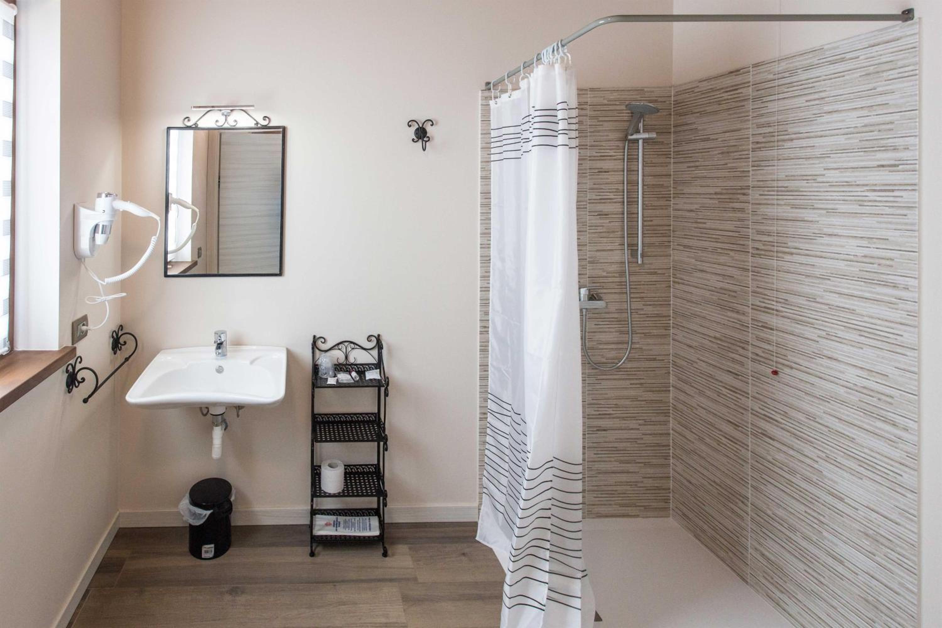 Family Room with Private Bathroom - Photo 2