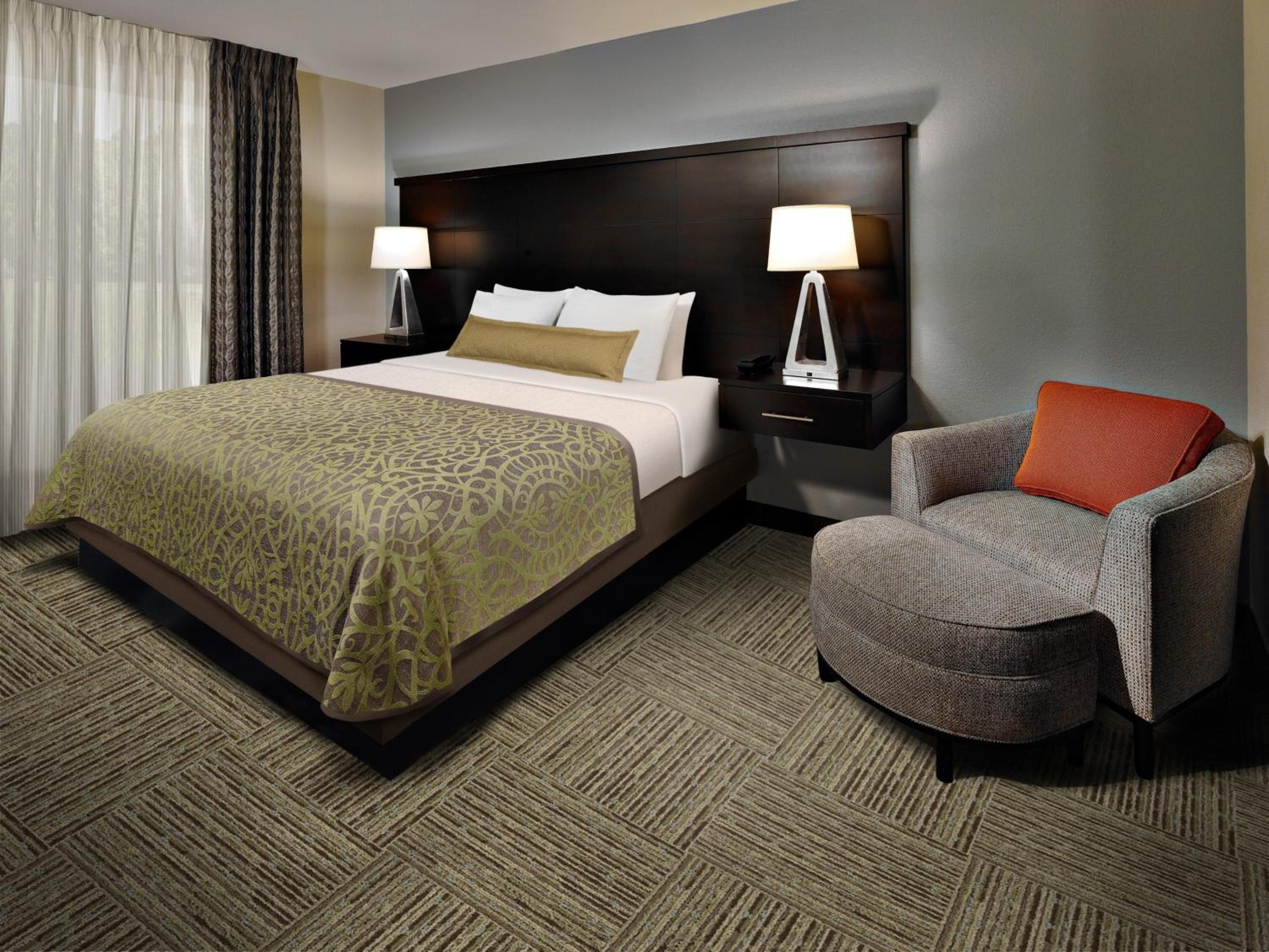 Queen Studio Suite - Hearing Accessible