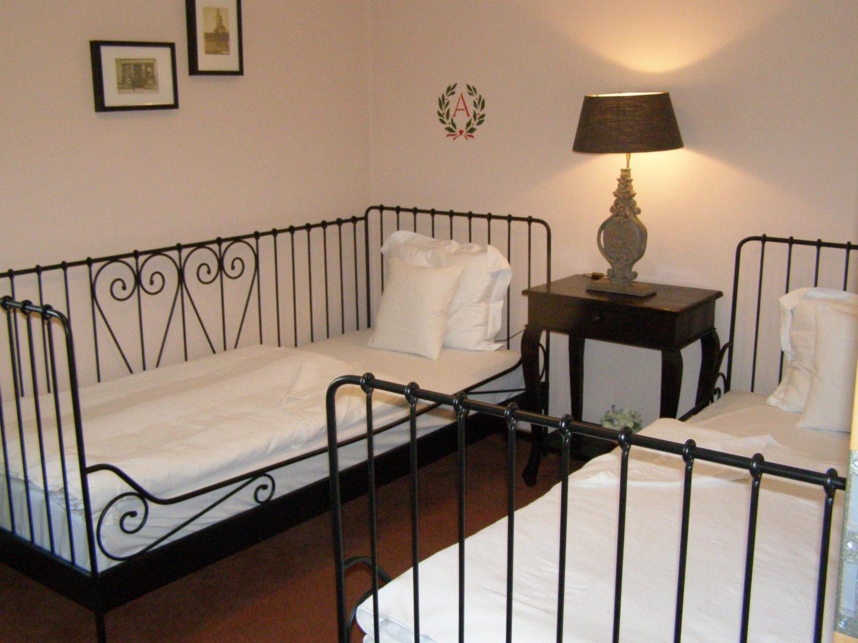 Basic Twin Room - Photo 3