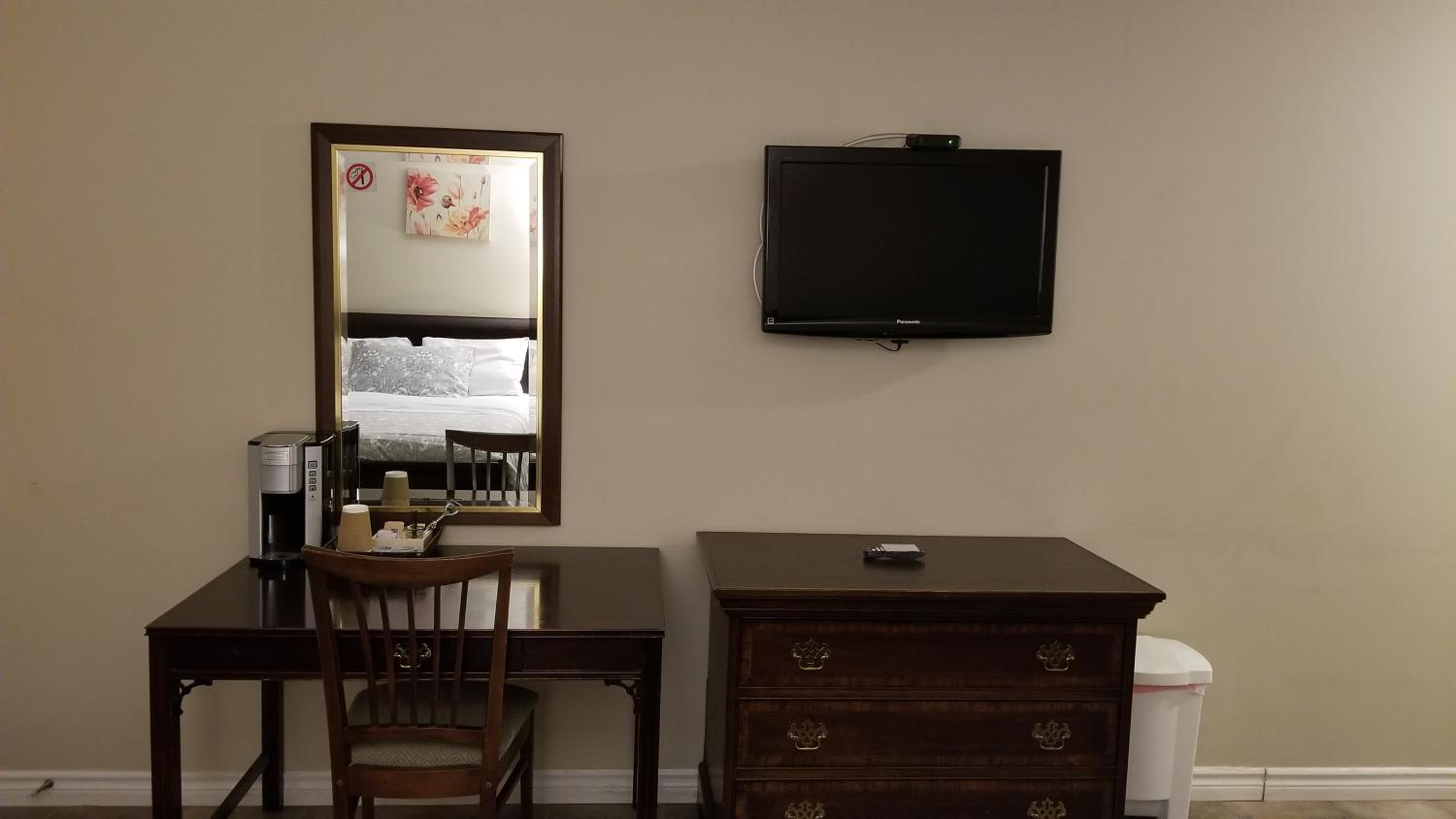 Queen Room photo 2