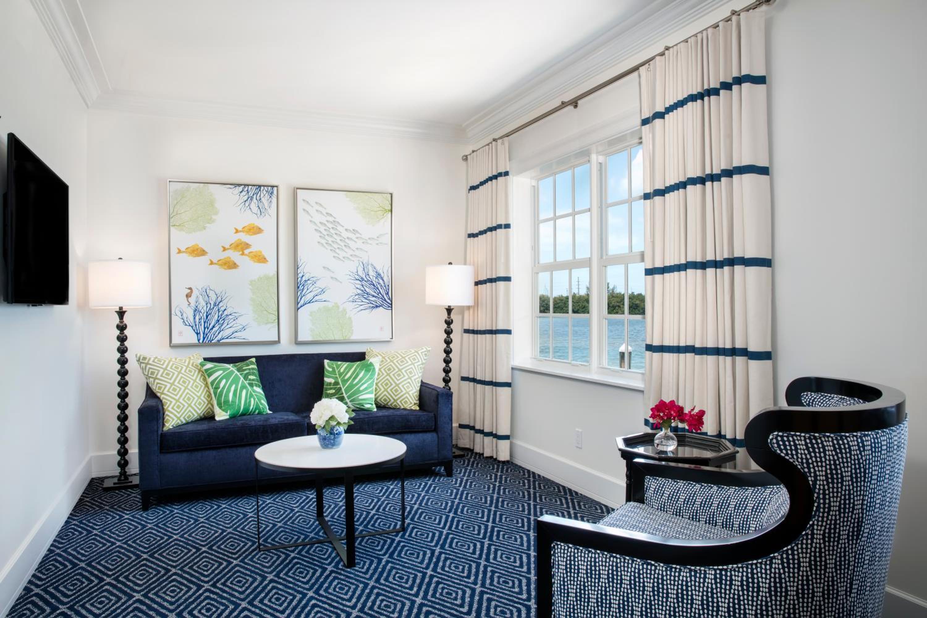 Queen Suite with Partial Ocean View and Balcony