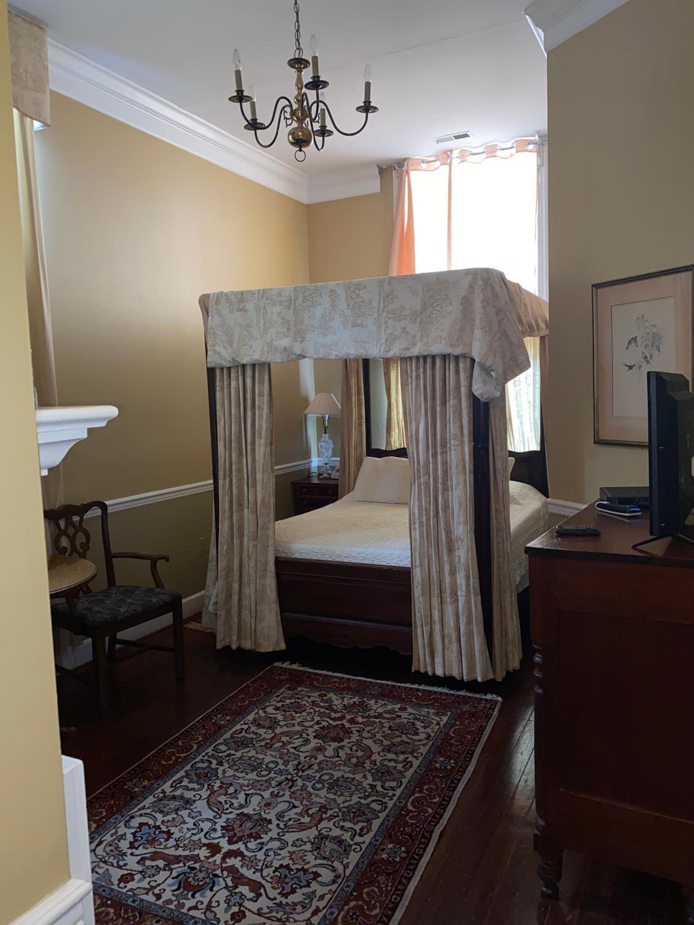 Queen Room photo 1