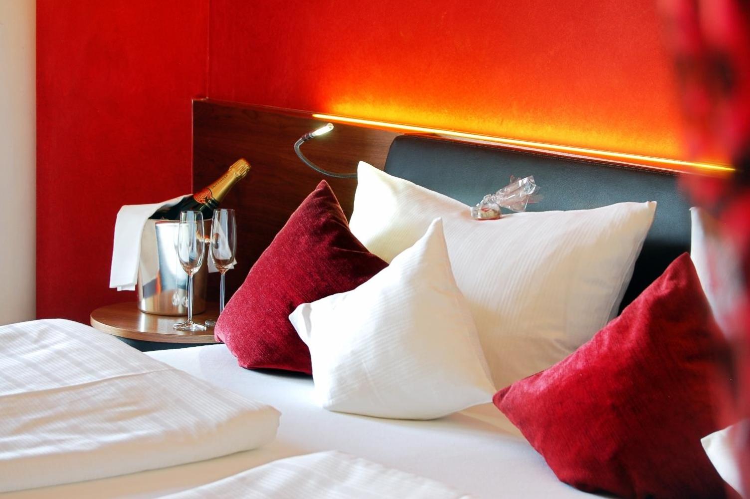 Luxury Suite with Spa Bath - Photo 4