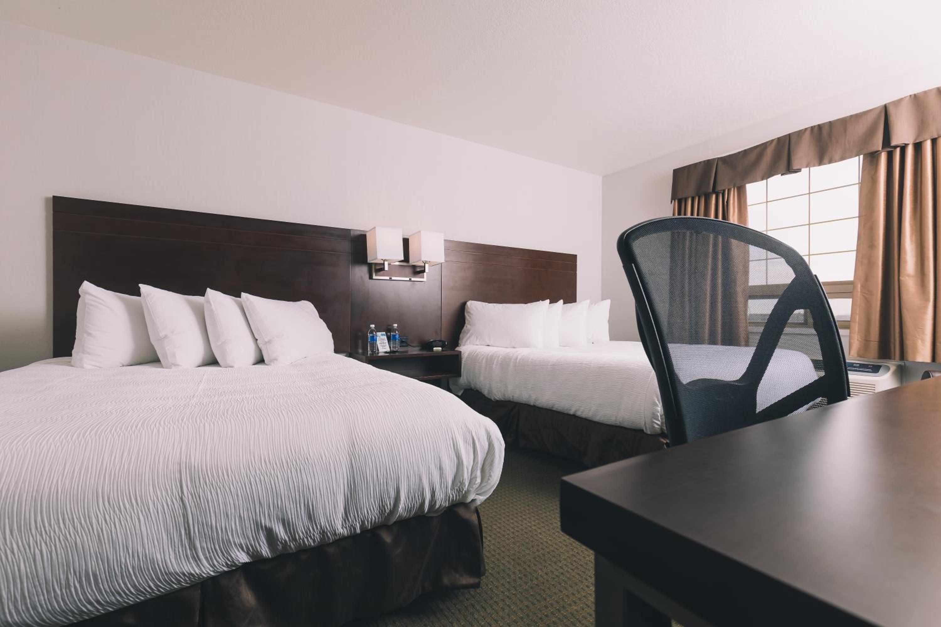 Queen Room with Two Queen Beds photo 3