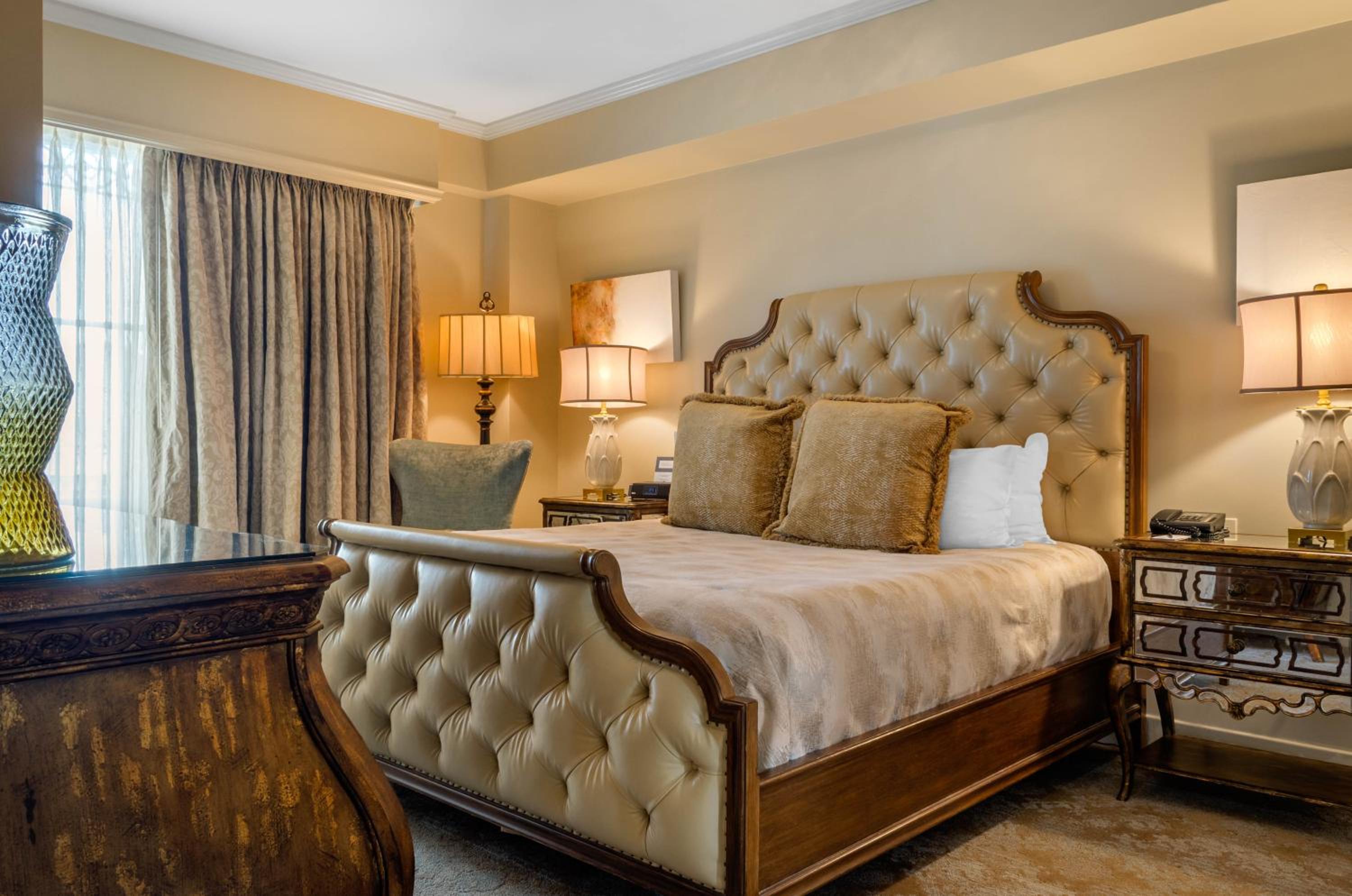 Luxury Royal Suite - 1 King Bed - Photo 9