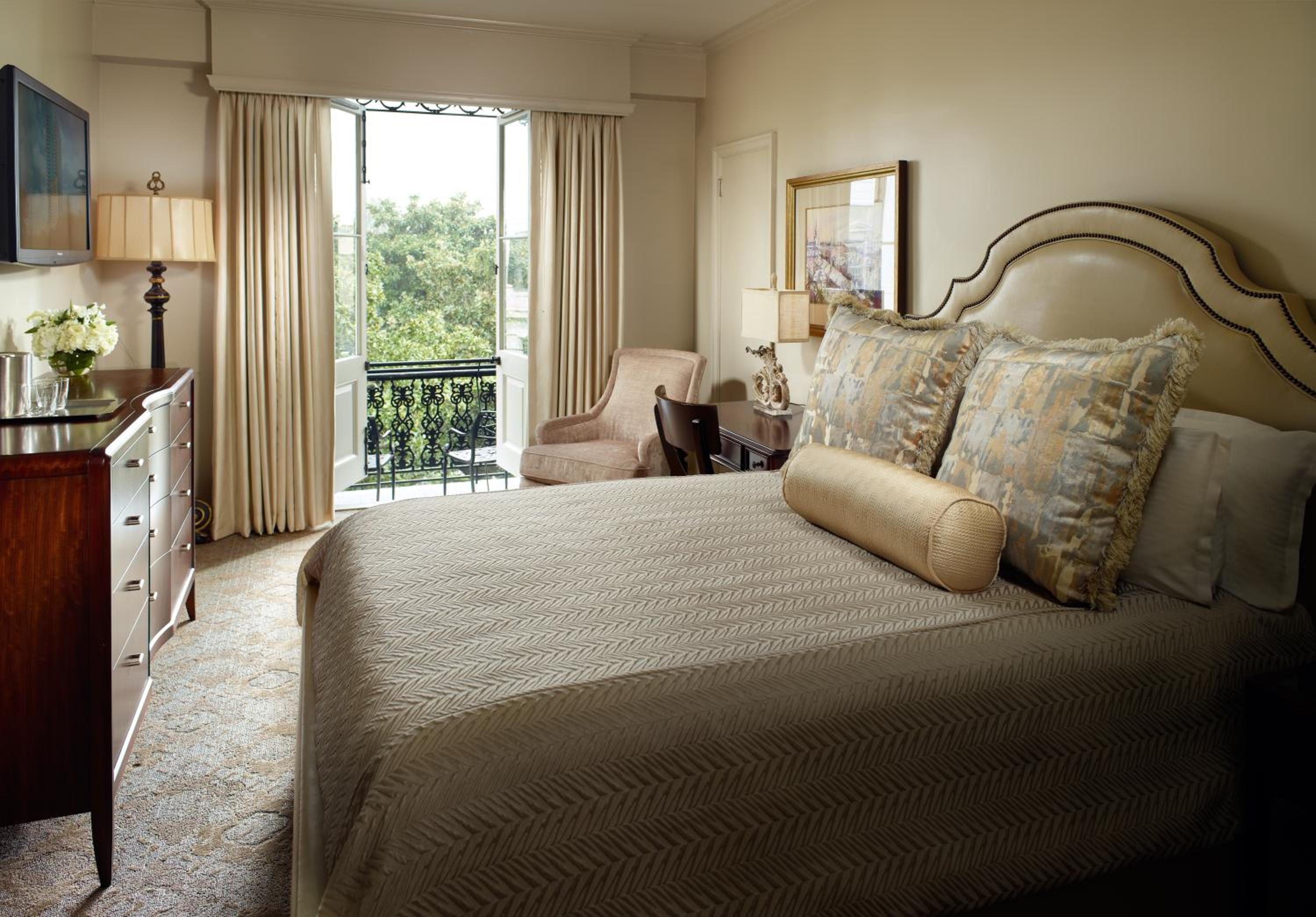 Luxury Royal Suite - 1 King Bed - Photo 8