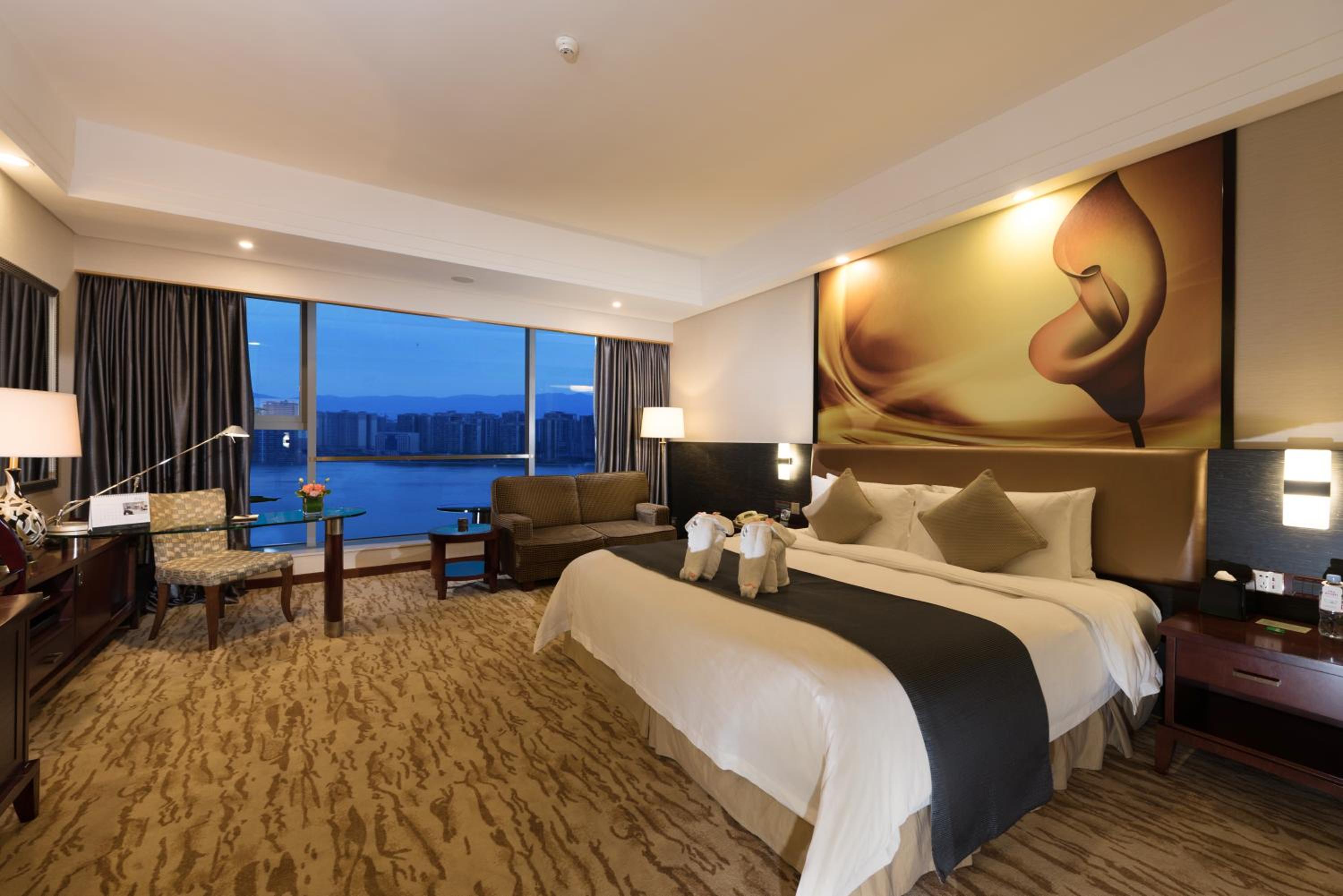 Deluxe King Room with River View photo 3