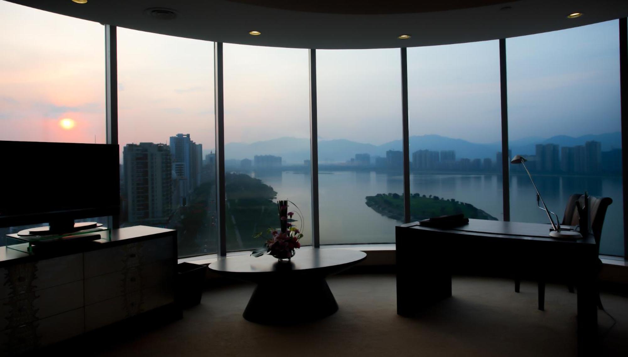 Premier King Room with River View photo 2