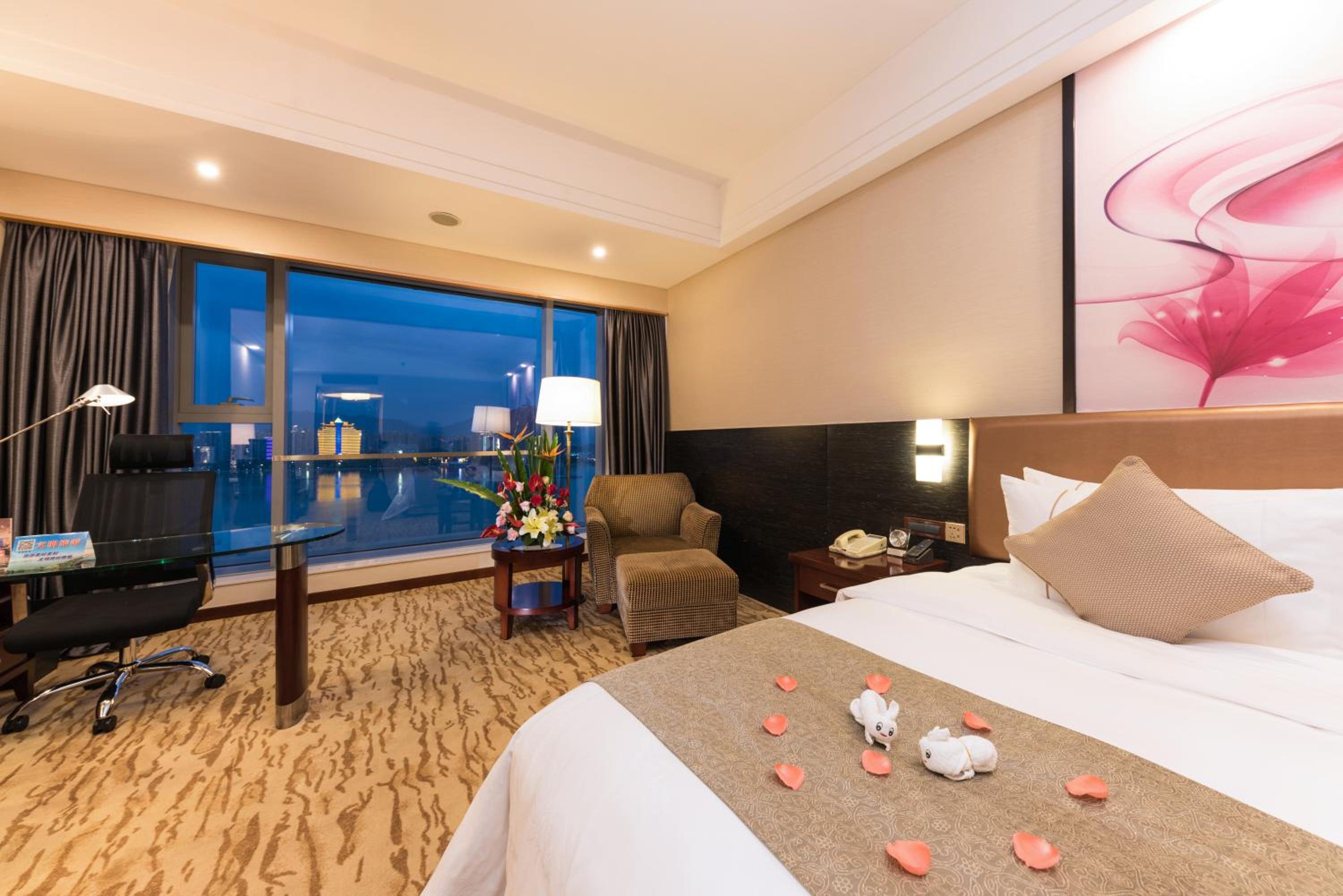 Deluxe King Room with River View photo 2