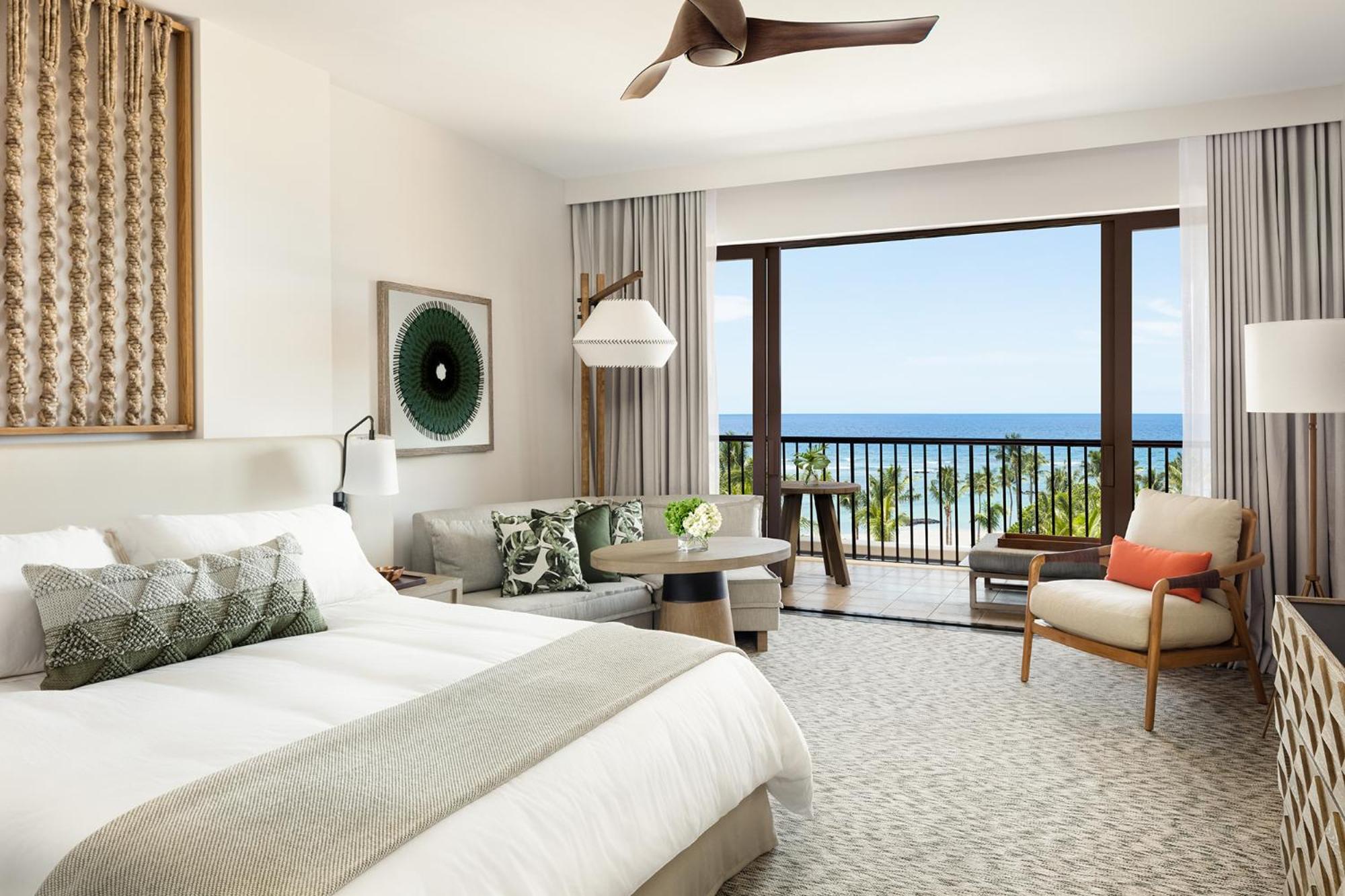Suite with One King Bed (Non Smoking) (Accessible)