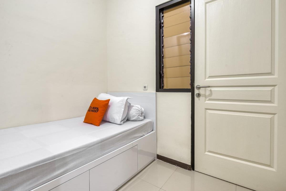 Single Room with Shared Bathroom