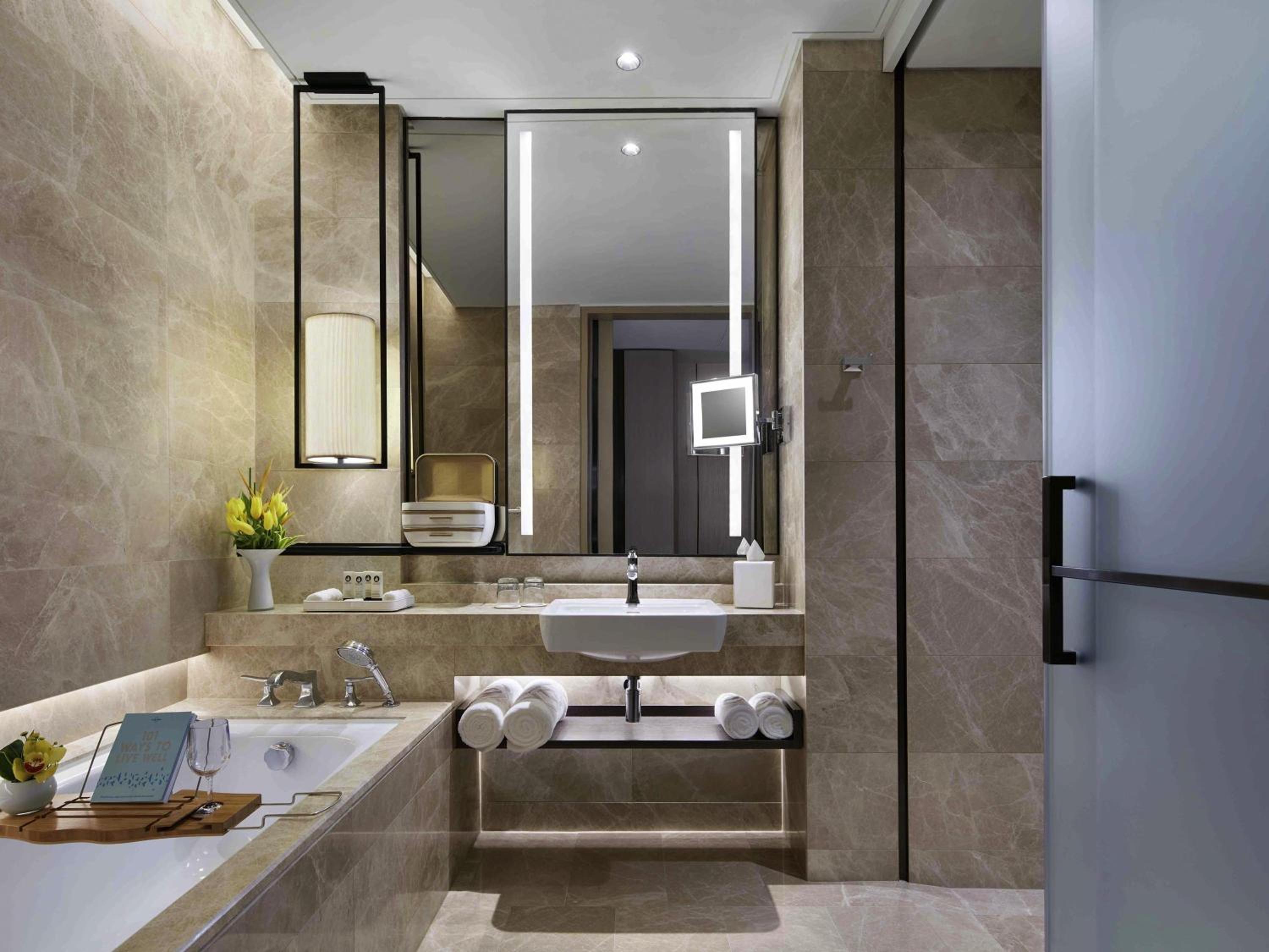 Luxury Twin Room with Two Single Beds, Heritage View, High Floor and Club Millésime Access