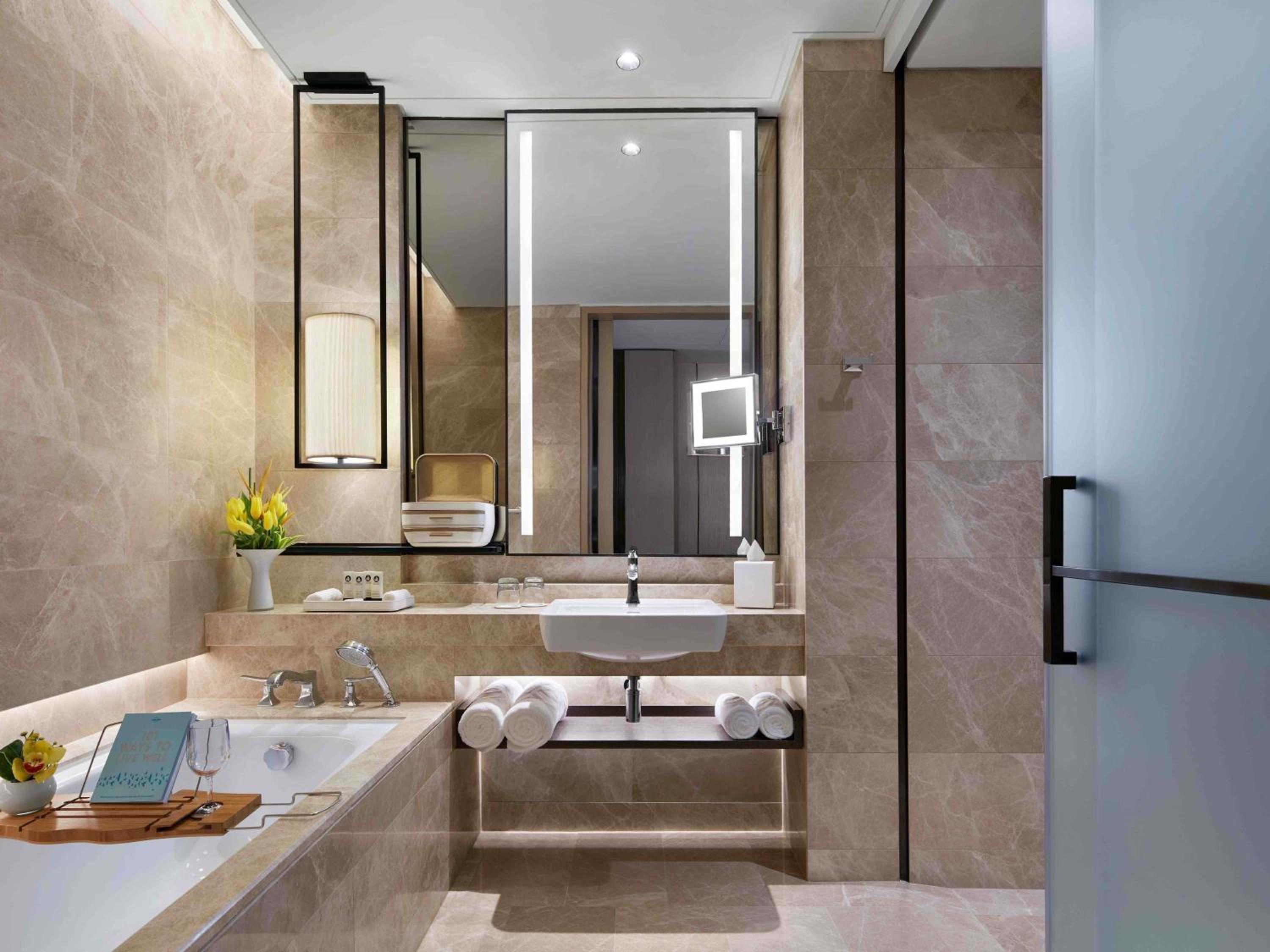 Luxury Twin Room with Two Single Beds, Heritage View, High Floor and Club Millésime Access