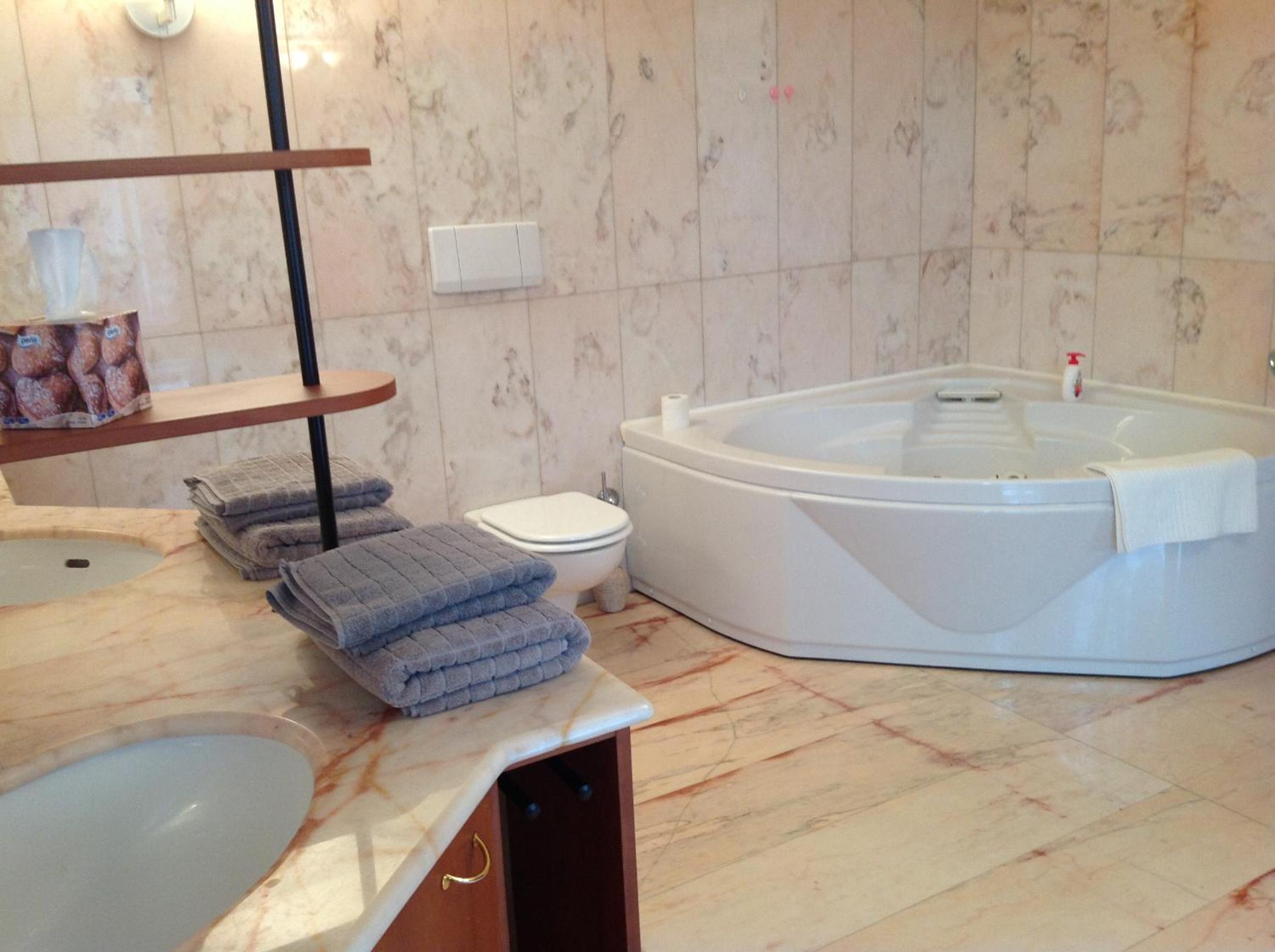 Double Room with Spa Bath - Photo 3