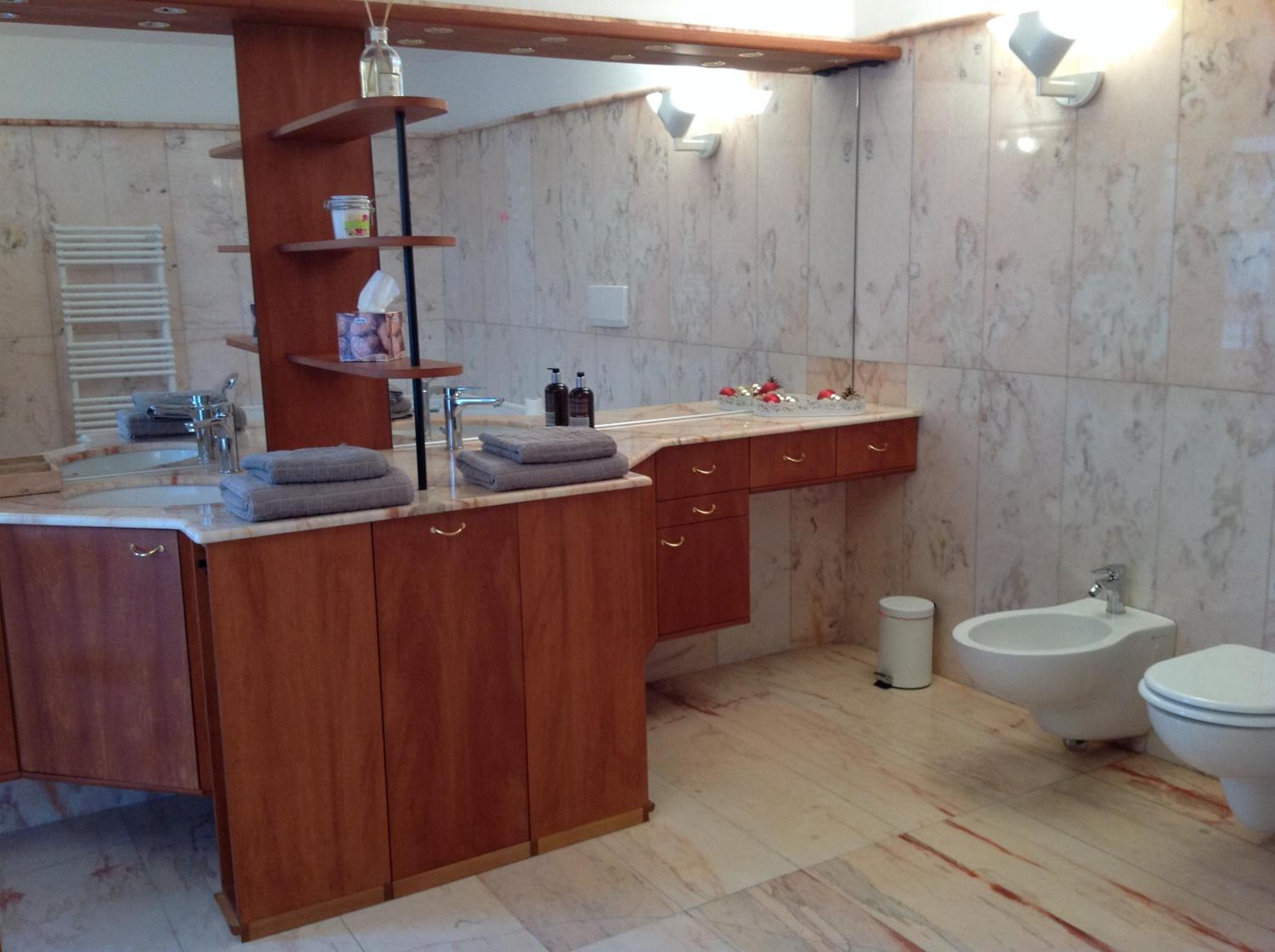 Double Room with Spa Bath - Photo 2