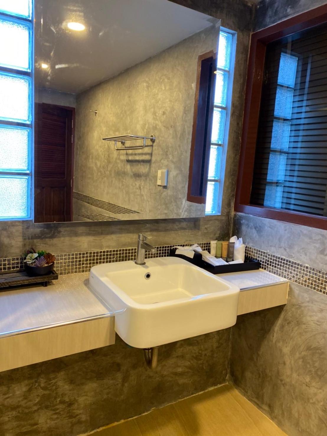 Standard King Room - Photo 7