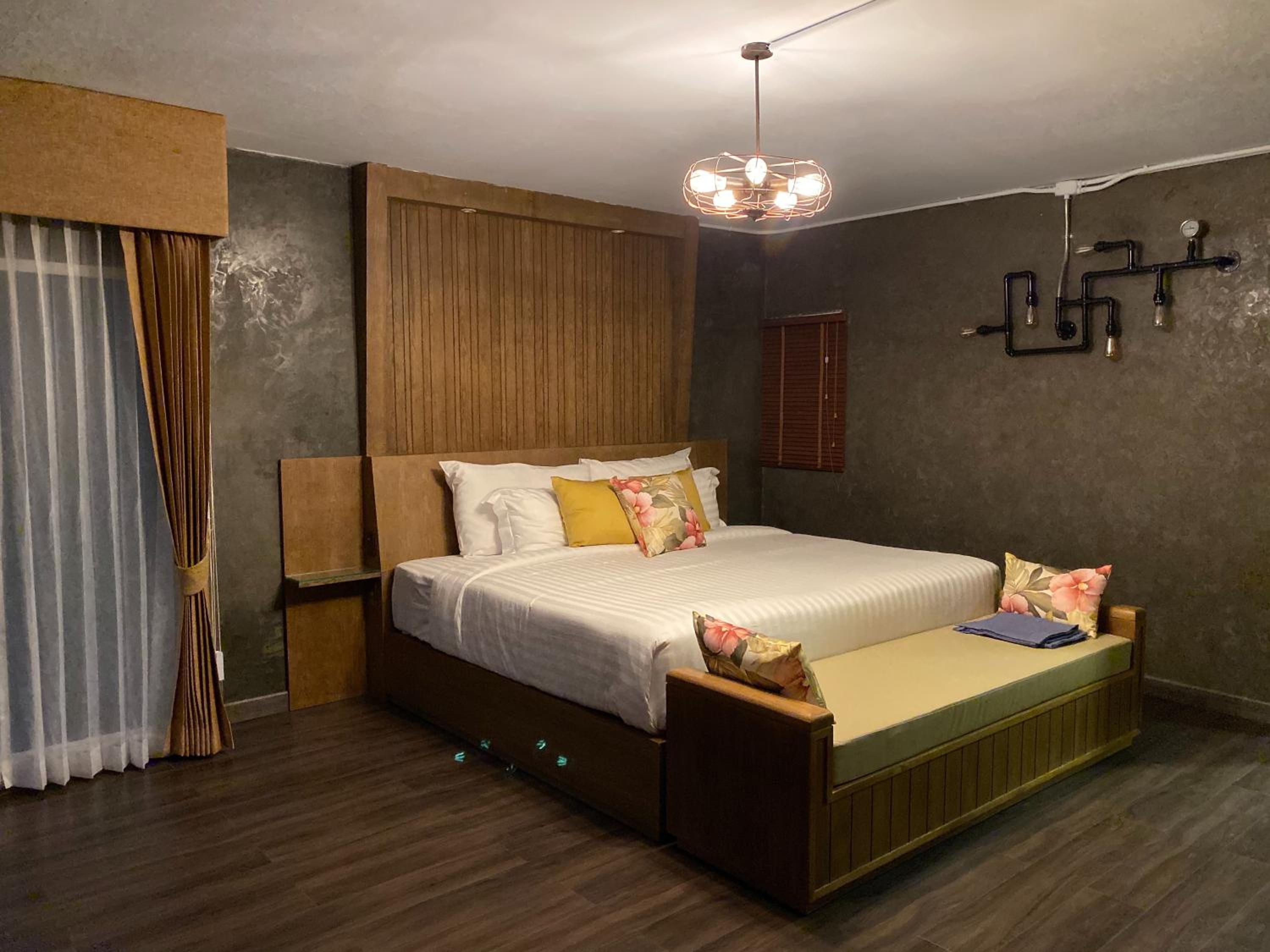 Standard King Room - Photo 5