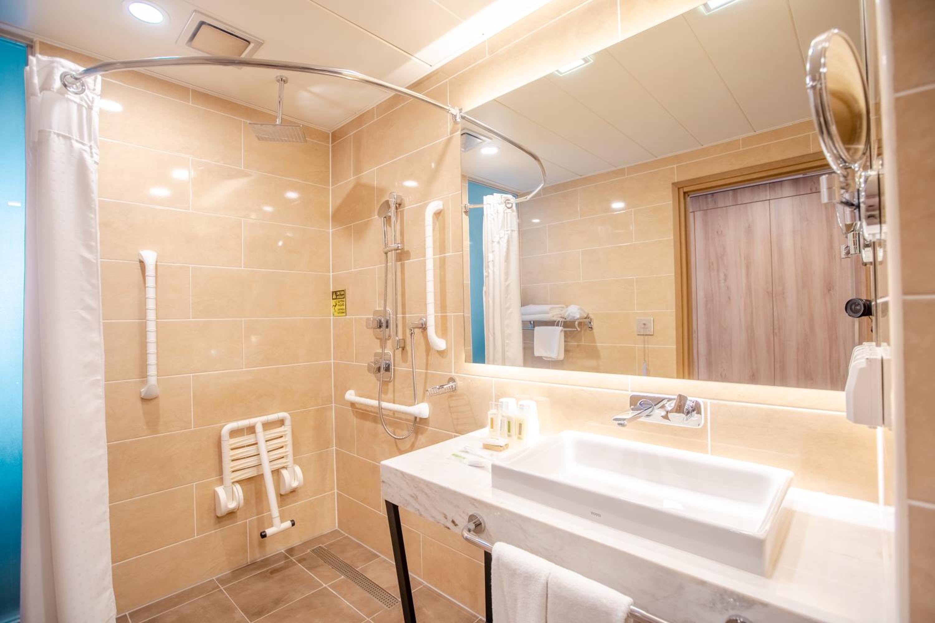 King Room - Disability Access/Roll in Shower - Non-Smoking photo 1