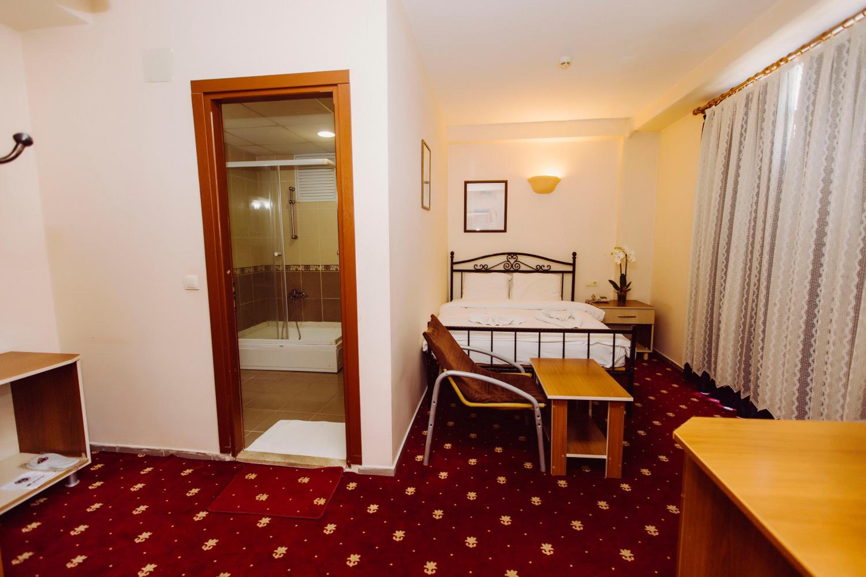 Standard Double or Twin Room - Photo 14