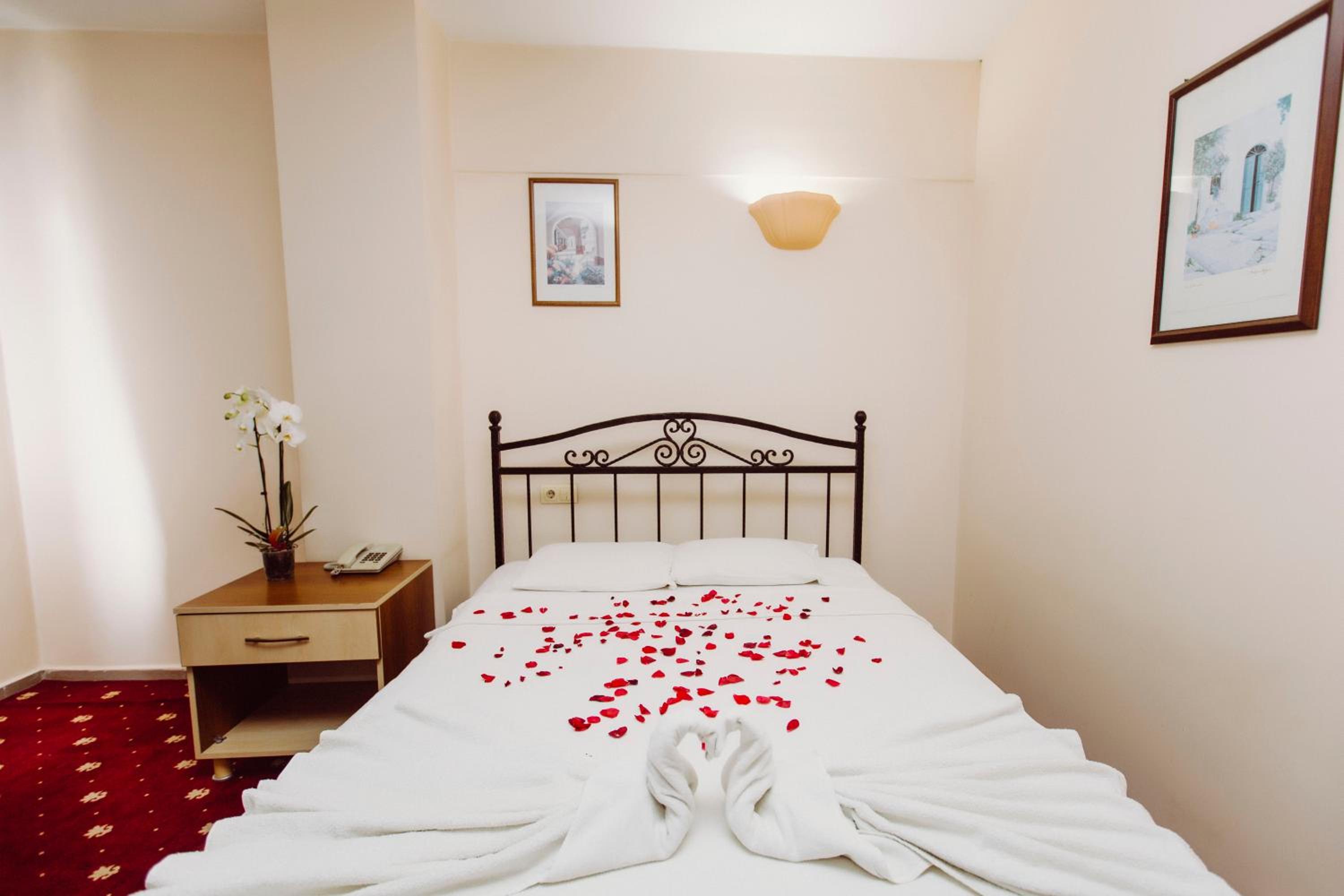Standard Double or Twin Room - Photo 17