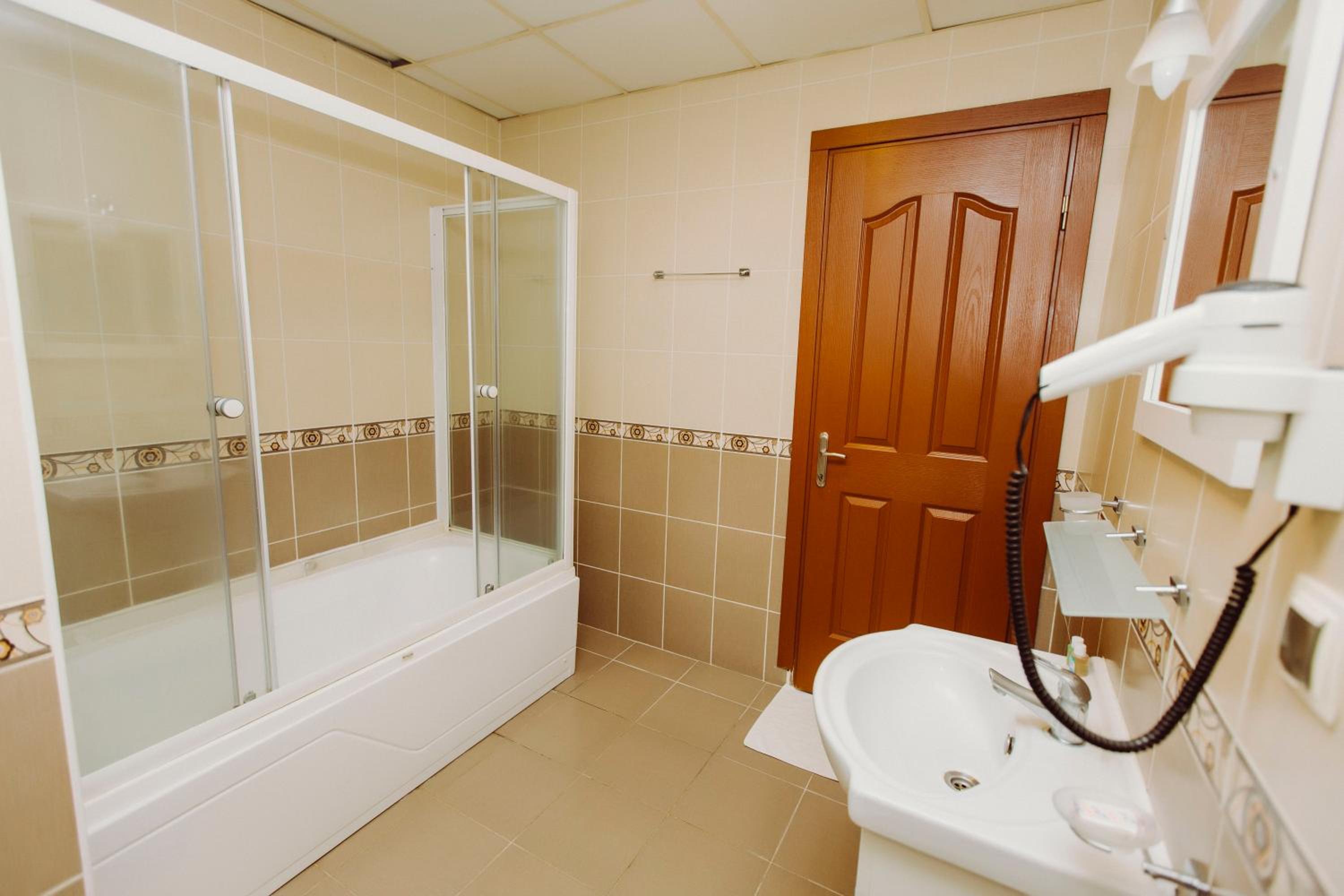 Standard Double or Twin Room - Photo 11