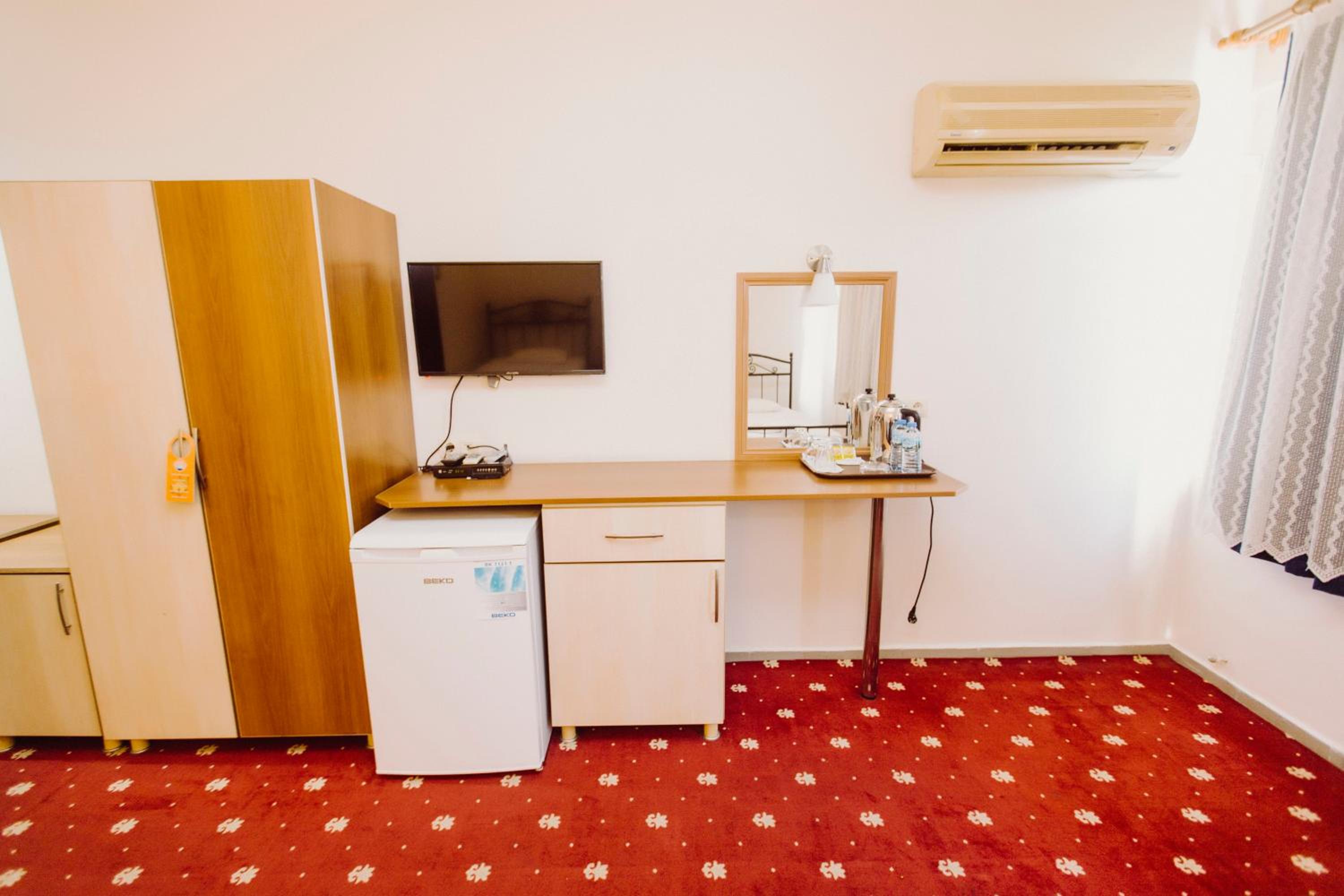 Standard Double or Twin Room - Photo 9